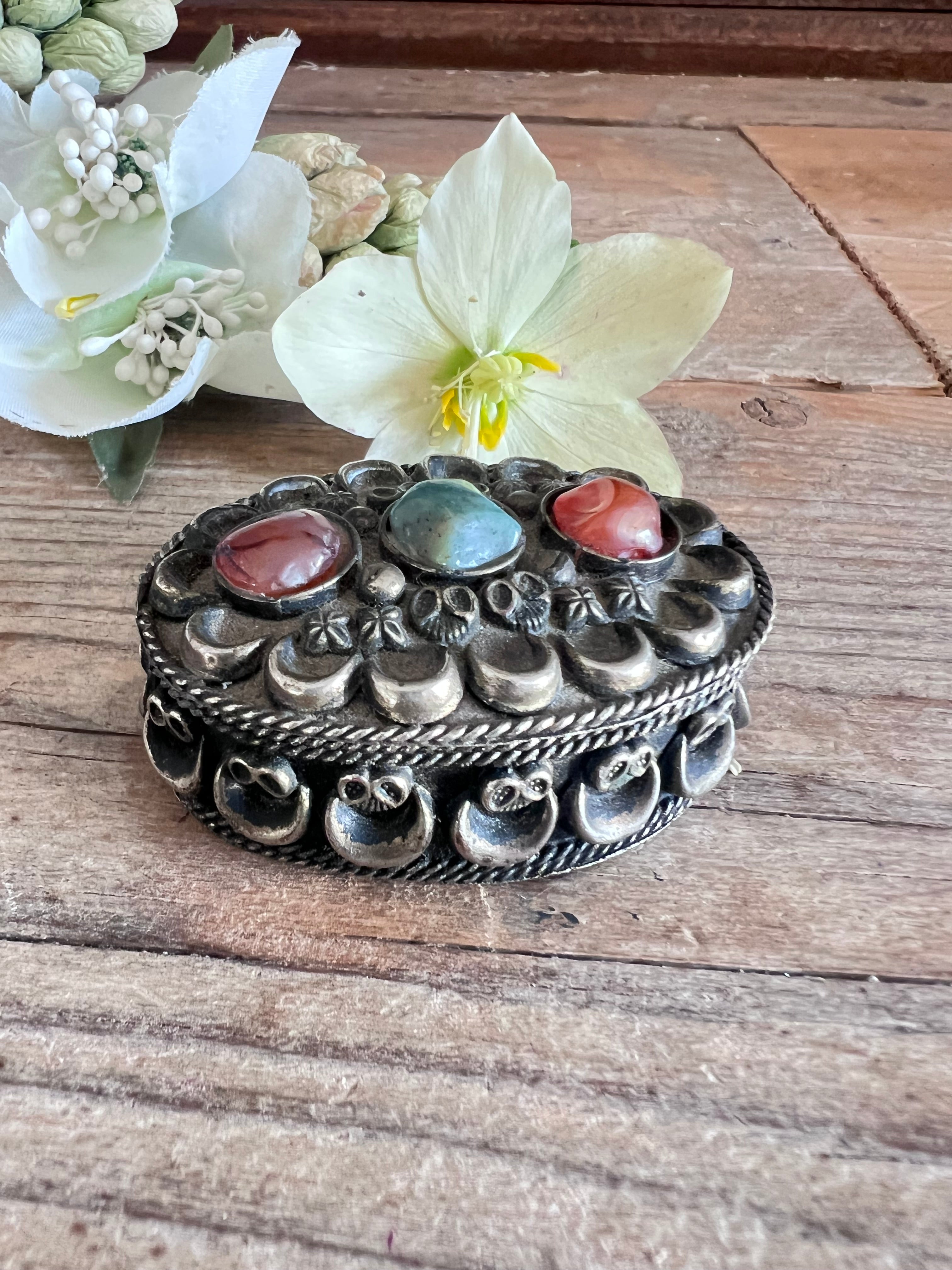 Indiaas opbergdoosjemet agaat, aventurijn en carneool, vintage pillendoosje, pillendoosje met edelstenen