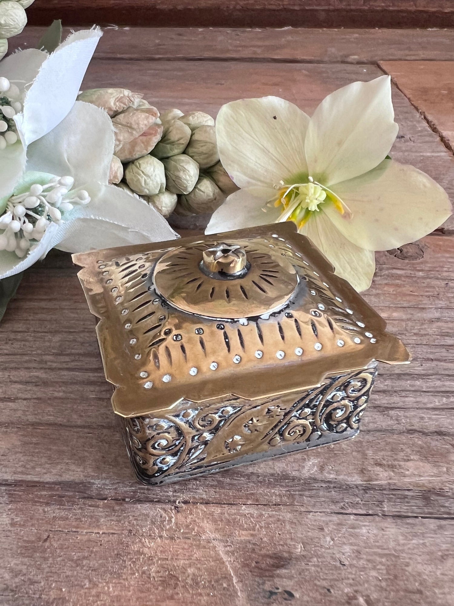 Messing pillendoosjes, vierkant pillendoosje, vintage pillendoosje,
vierkant messing pillendoosje, messing pillendoosje, pillendoosje messing, pillendoosje vierkant, pillendoosje compact, pillendoosje duurzaam