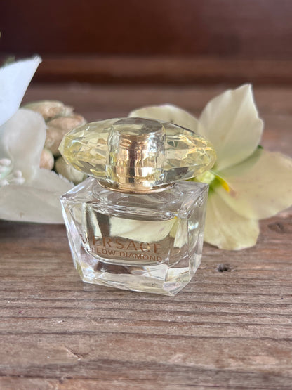 Versace Yellow Diamond miniatuur, mini parfum Versace Yellow Diamond, kleine parfumfles Versace, luxe mini parfum, travel size parfum dames, Versace geur miniatuur, parfumcadeau vrouw, draagbaar parfum Versace