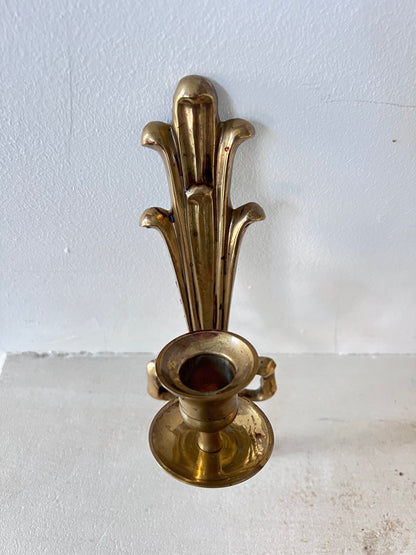 messing wandkandelaar vintage, wandkandelaar met strik, vintage kandelaar messing, klassieke wandkandelaar, decoratieve messing kandelaar, wandkaars houder messing, vintage interieur accessoires, messing kandelaar muur, nostalgische wandkandelaar, wandkaars vintage.