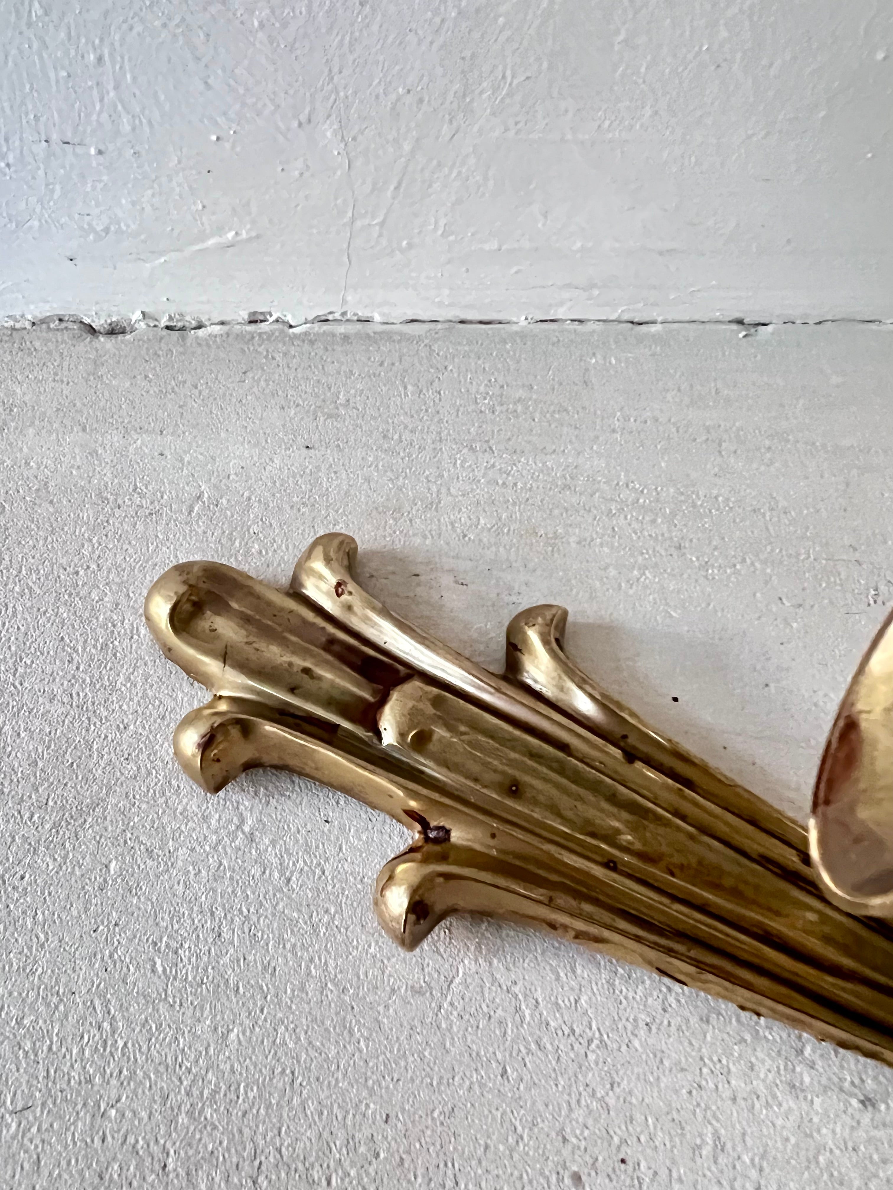 messing wandkandelaar vintage, wandkandelaar met strik, vintage kandelaar messing, klassieke wandkandelaar, decoratieve messing kandelaar, wandkaars houder messing, vintage interieur accessoires, messing kandelaar muur, nostalgische wandkandelaar, wandkaars vintage.