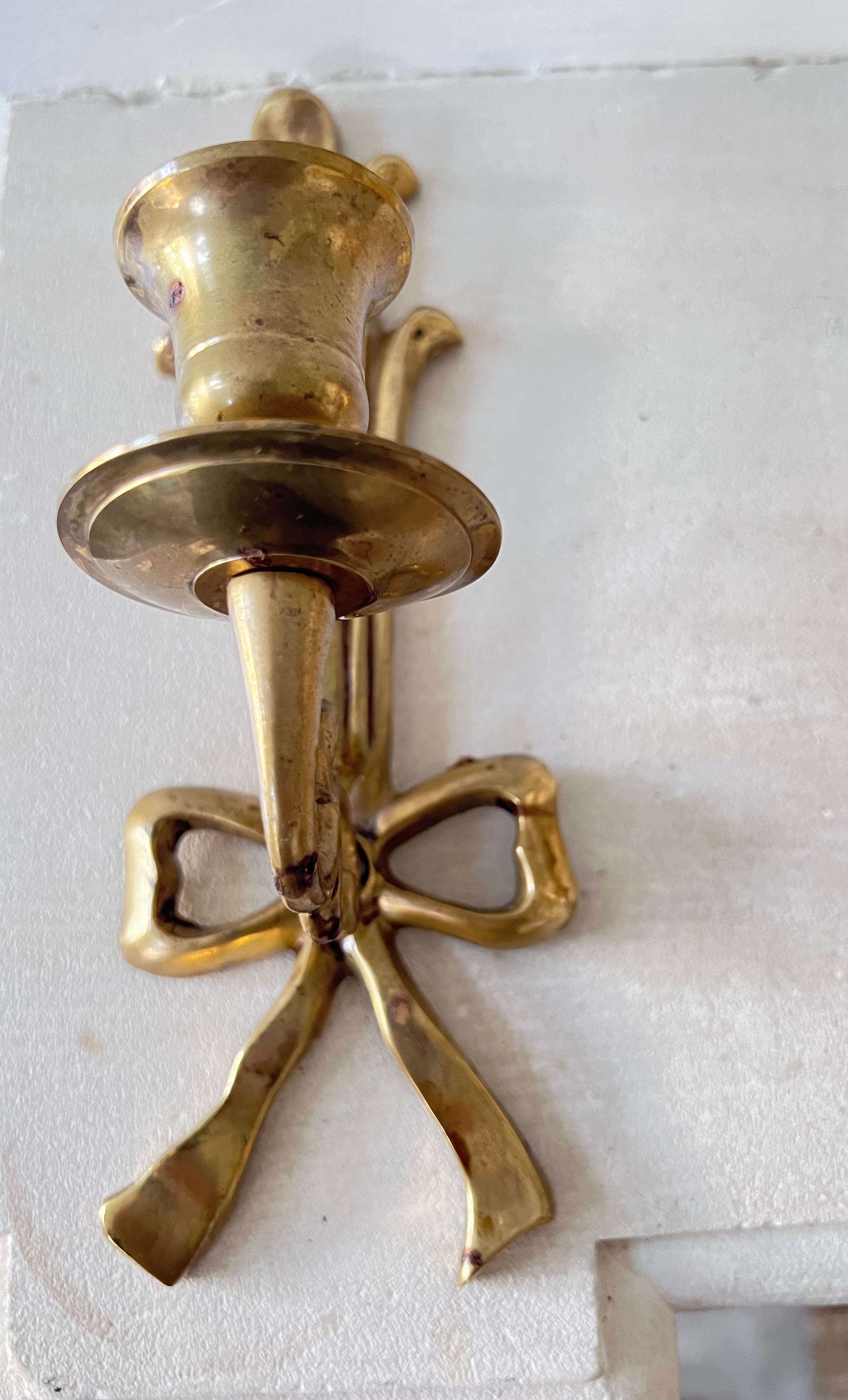 messing wandkandelaar vintage, wandkandelaar met strik, vintage kandelaar messing, klassieke wandkandelaar, decoratieve messing kandelaar, wandkaars houder messing, vintage interieur accessoires, messing kandelaar muur, nostalgische wandkandelaar, wandkaars vintage.