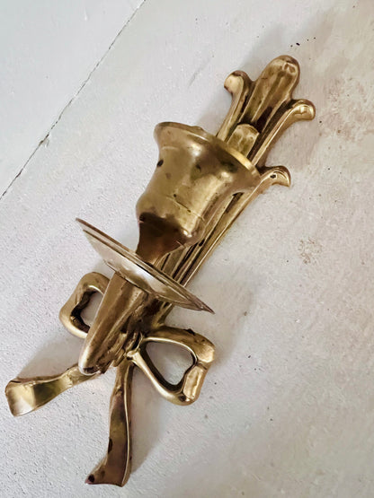 messing wandkandelaar vintage, wandkandelaar met strik, vintage kandelaar messing, klassieke wandkandelaar, decoratieve messing kandelaar, wandkaars houder messing, vintage interieur accessoires, messing kandelaar muur, nostalgische wandkandelaar, wandkaars vintage.