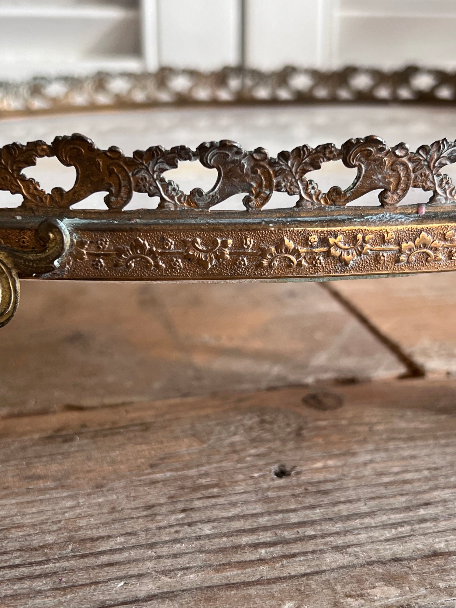 Antiek dienblad met marmer. Vintage dienblad. Schaal met marmer.