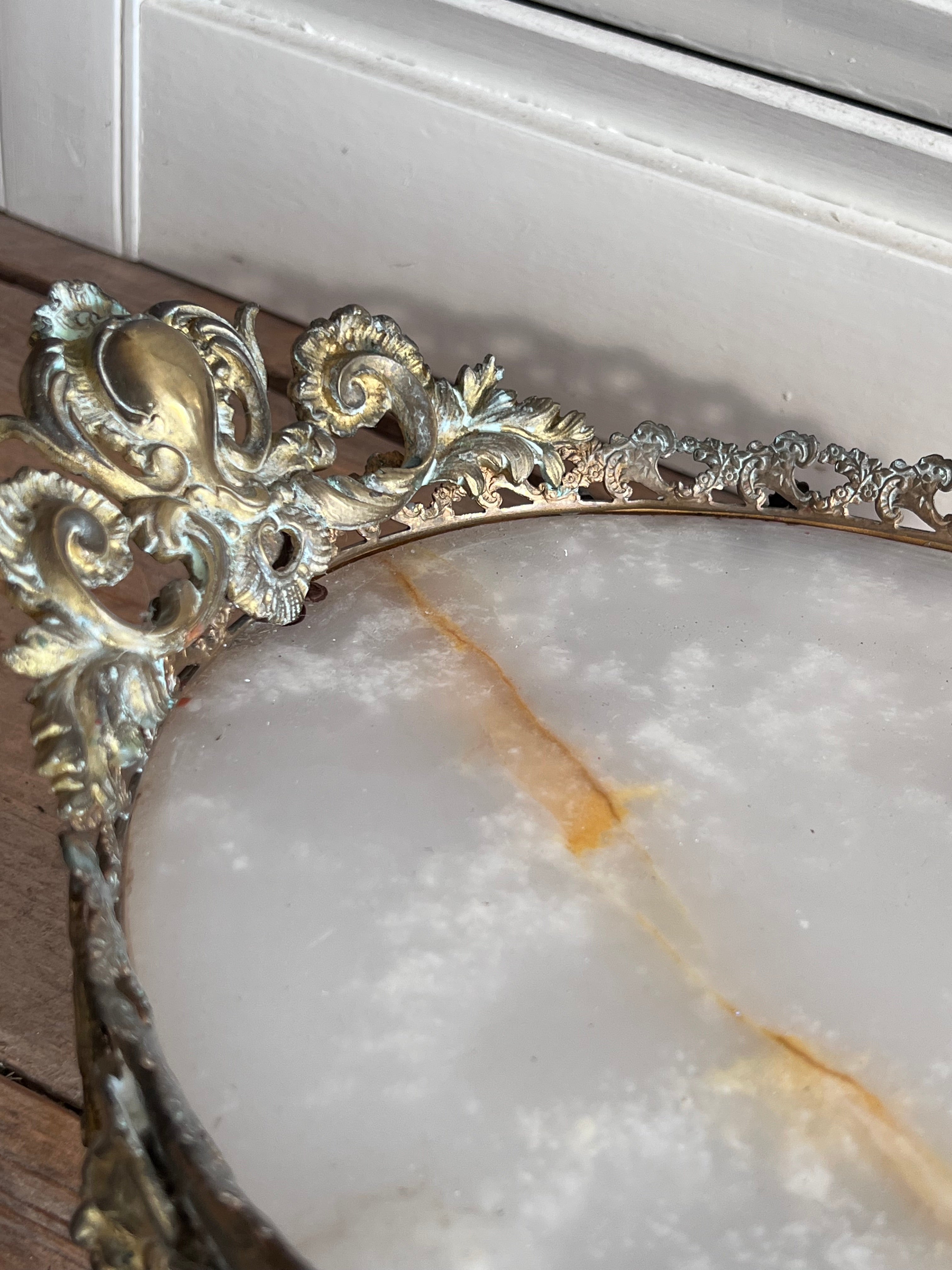 Antiek dienblad met marmer. Vintage dienblad. Schaal met marmer.