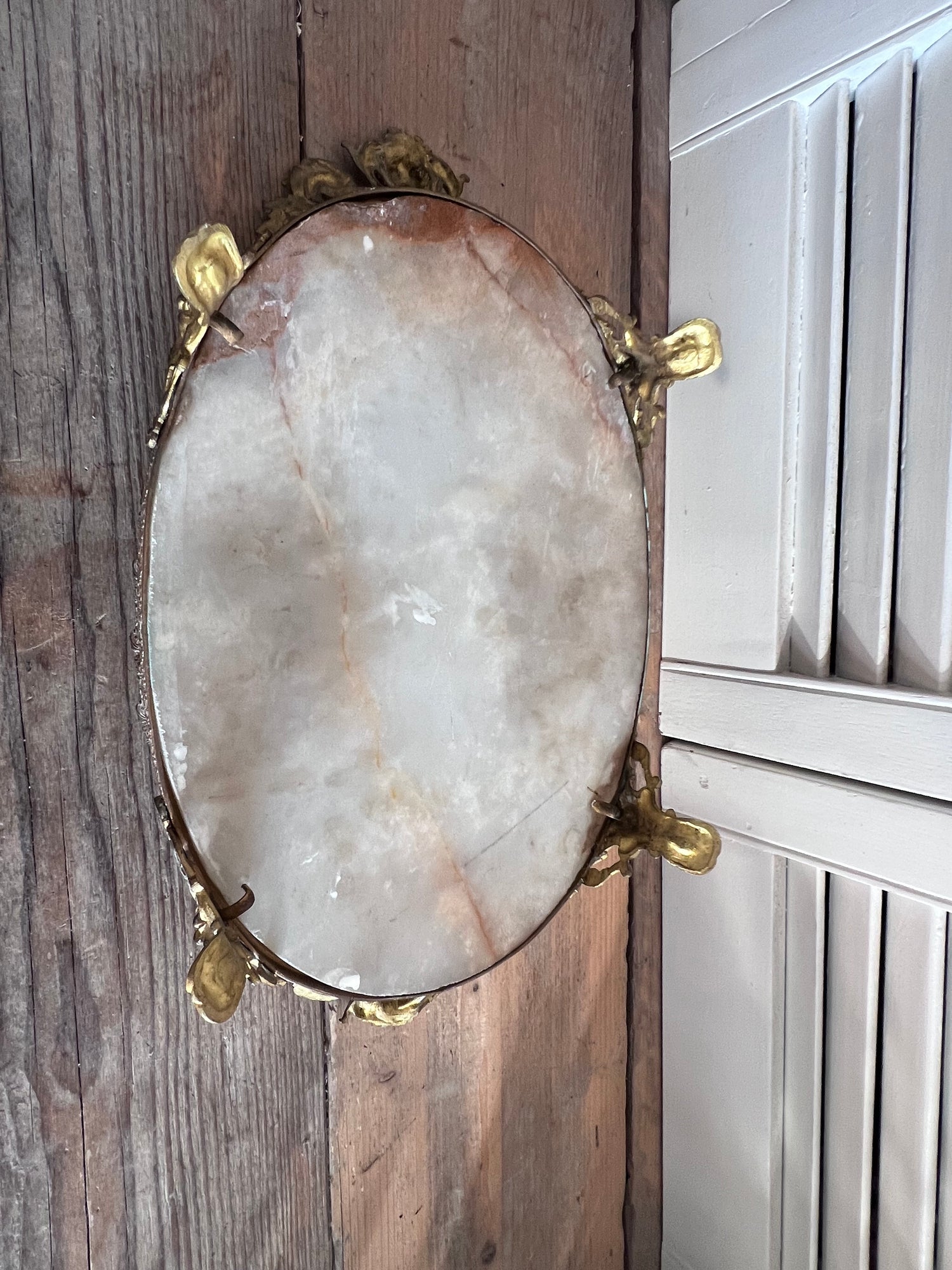 Antiek dienblad met marmer. Vintage dienblad. Schaal met marmer.