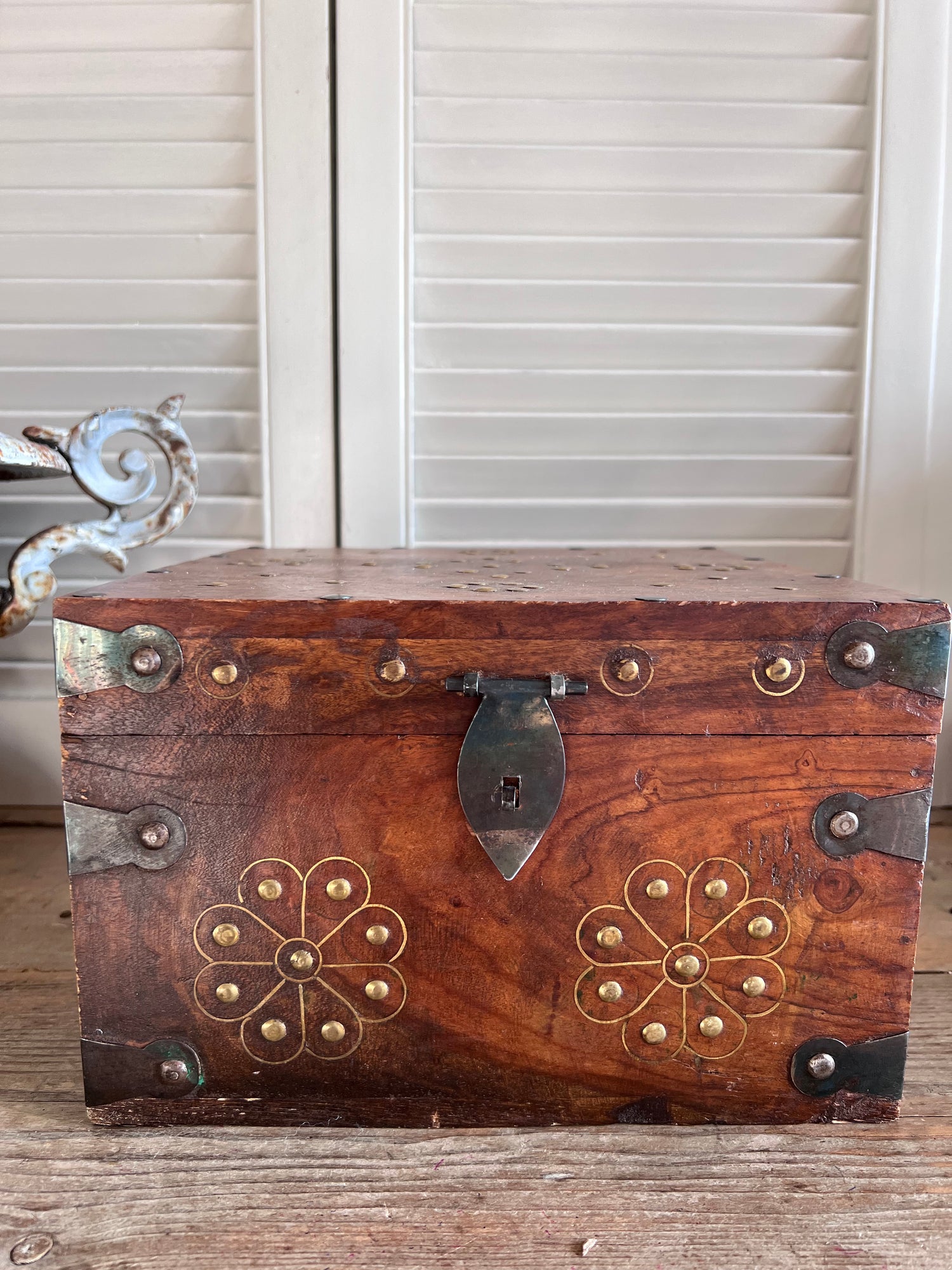 Teak houten opbergdoos uit India met messing beslag