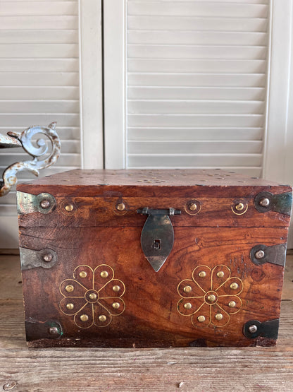 Teak houten opbergdoos uit India met messing beslag