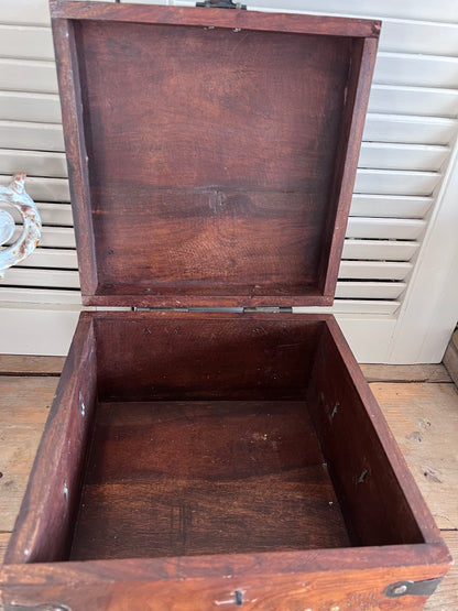 Teak houten opbergdoos uit India met messing beslag