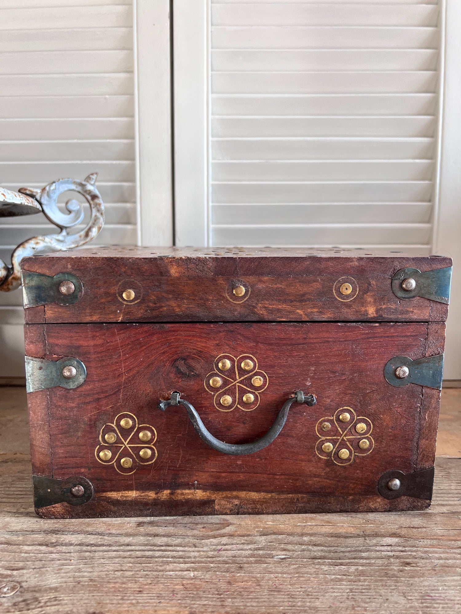 Teak houten opbergdoos uit India met messing beslag