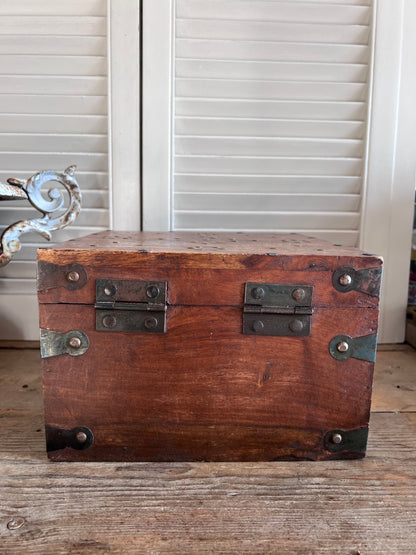 Teak houten opbergdoos uit India met messing beslag