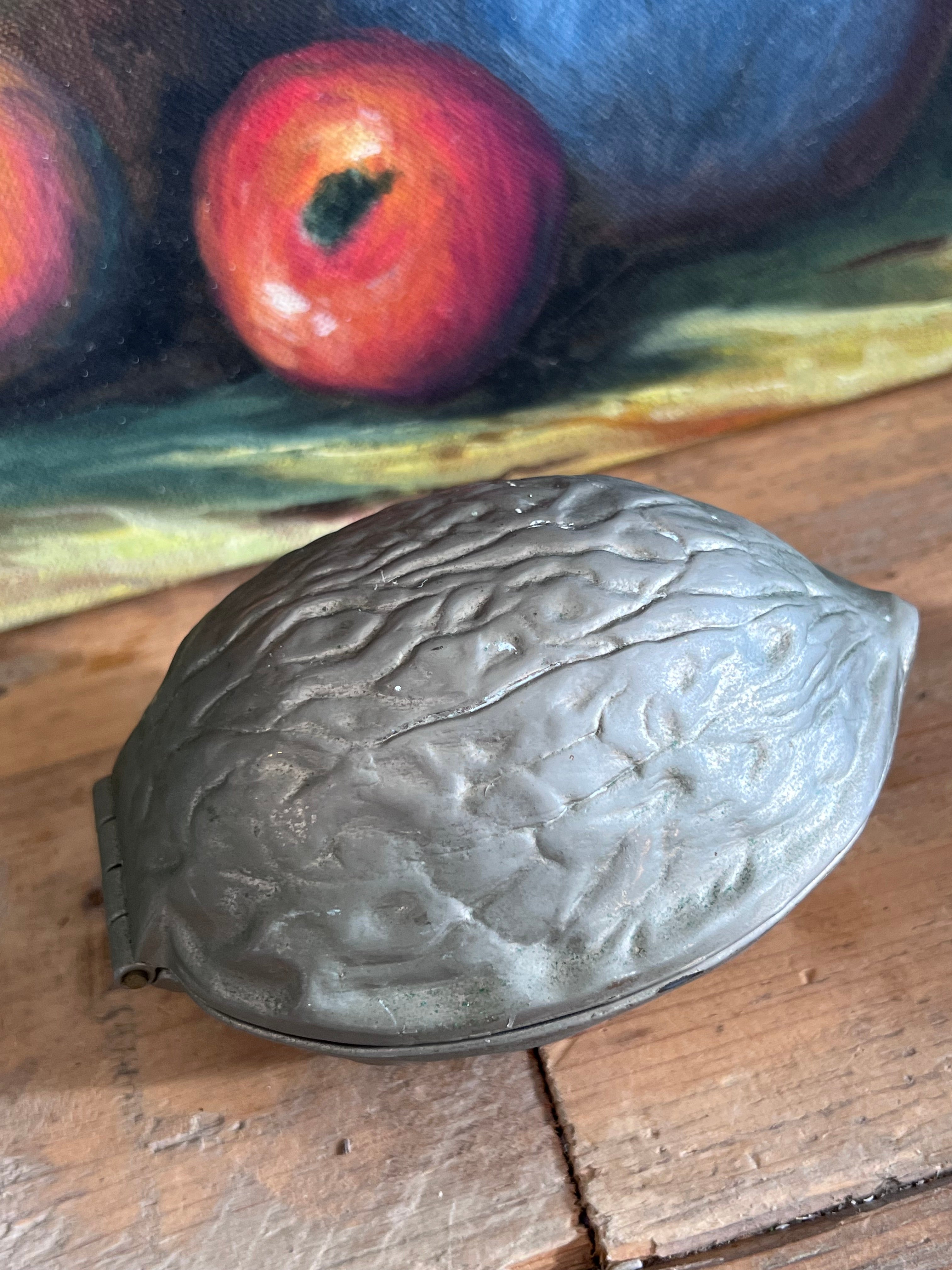 Notenkraker walnoot dof metaal, vintage notenkraker walnoot. Walnoot notenkraker