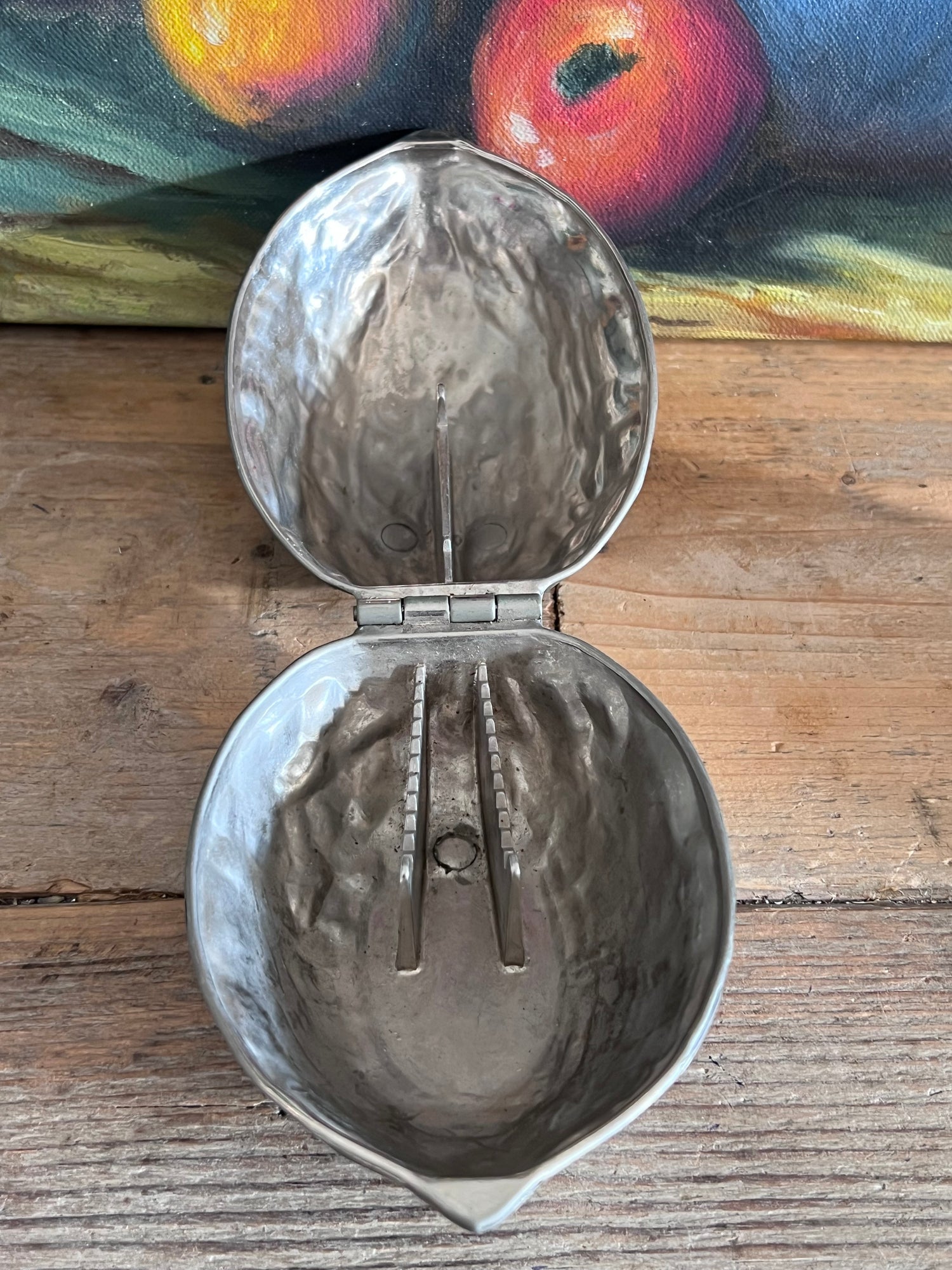 Notenkraker walnoot dof metaal, vintage notenkraker walnoot. Walnoot notenkraker