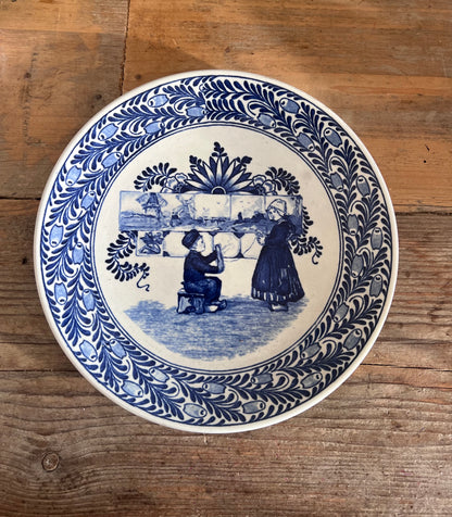 antiek wandbord Petrus Regout, Petrus Regout Fantasie serie, oud Hollands wandbord, blauw wit wandbord, Delfts blauw wandbord, wandbord boer en boerinnetje, vintage keramisch wandbord, Hollandse klederdracht bord, antiek decoratief bord, wanddecoratie vintage keramiek.