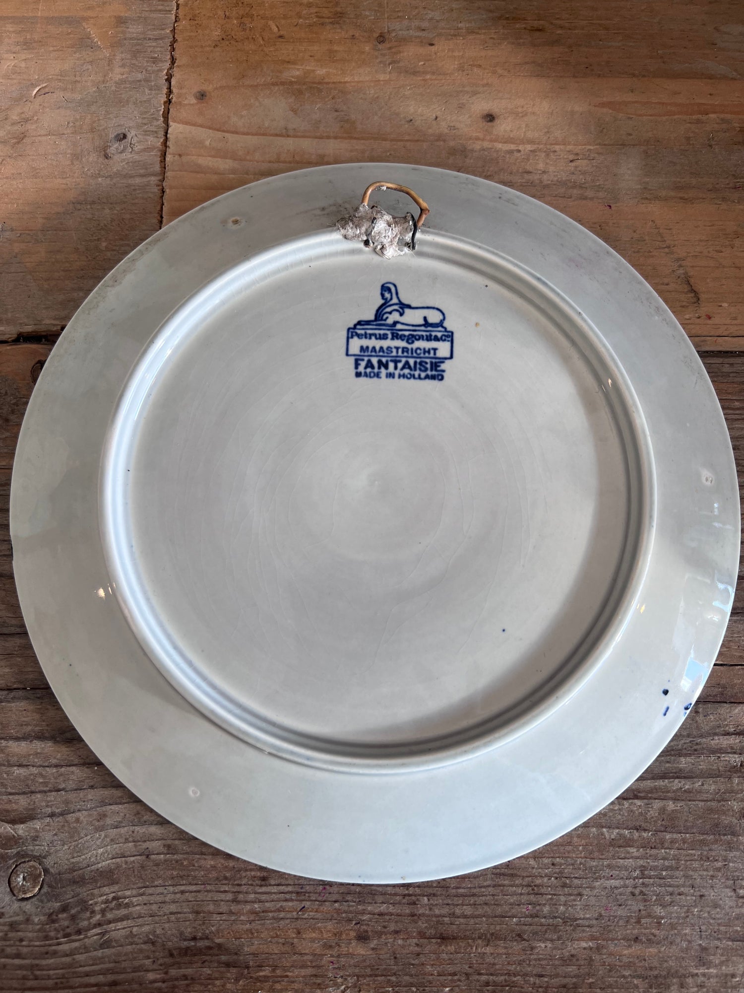 antiek wandbord Petrus Regout, Petrus Regout Fantasie serie, oud Hollands wandbord, blauw wit wandbord, Delfts blauw wandbord, wandbord boer en boerinnetje, vintage keramisch wandbord, Hollandse klederdracht bord, antiek decoratief bord, wanddecoratie vintage keramiek.