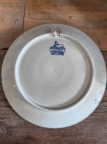 antiek wandbord Petrus Regout, Petrus Regout Fantasie serie, oud Hollands wandbord, blauw wit wandbord, Delfts blauw wandbord, wandbord boer en boerinnetje, vintage keramisch wandbord, Hollandse klederdracht bord, antiek decoratief bord, wanddecoratie vintage keramiek.