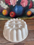 vintage puddingvorm, puddingvorm aardewerk, puddingvorm hartjes, beige puddingvorm, retro bakvorm, aardewerk bakvorm, decoratieve puddingvorm, traditionele puddingvorm, nostalgische keukendecoratie, vintage keukengerei.