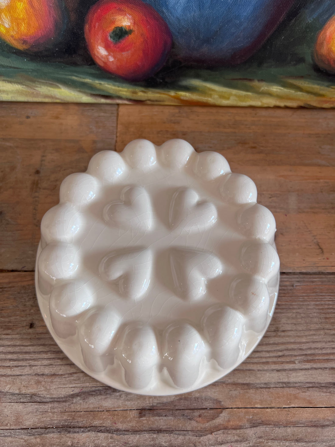 vintage puddingvorm, puddingvorm aardewerk, puddingvorm hartjes, beige puddingvorm, retro bakvorm, aardewerk bakvorm, decoratieve puddingvorm, traditionele puddingvorm, nostalgische keukendecoratie, vintage keukengerei.