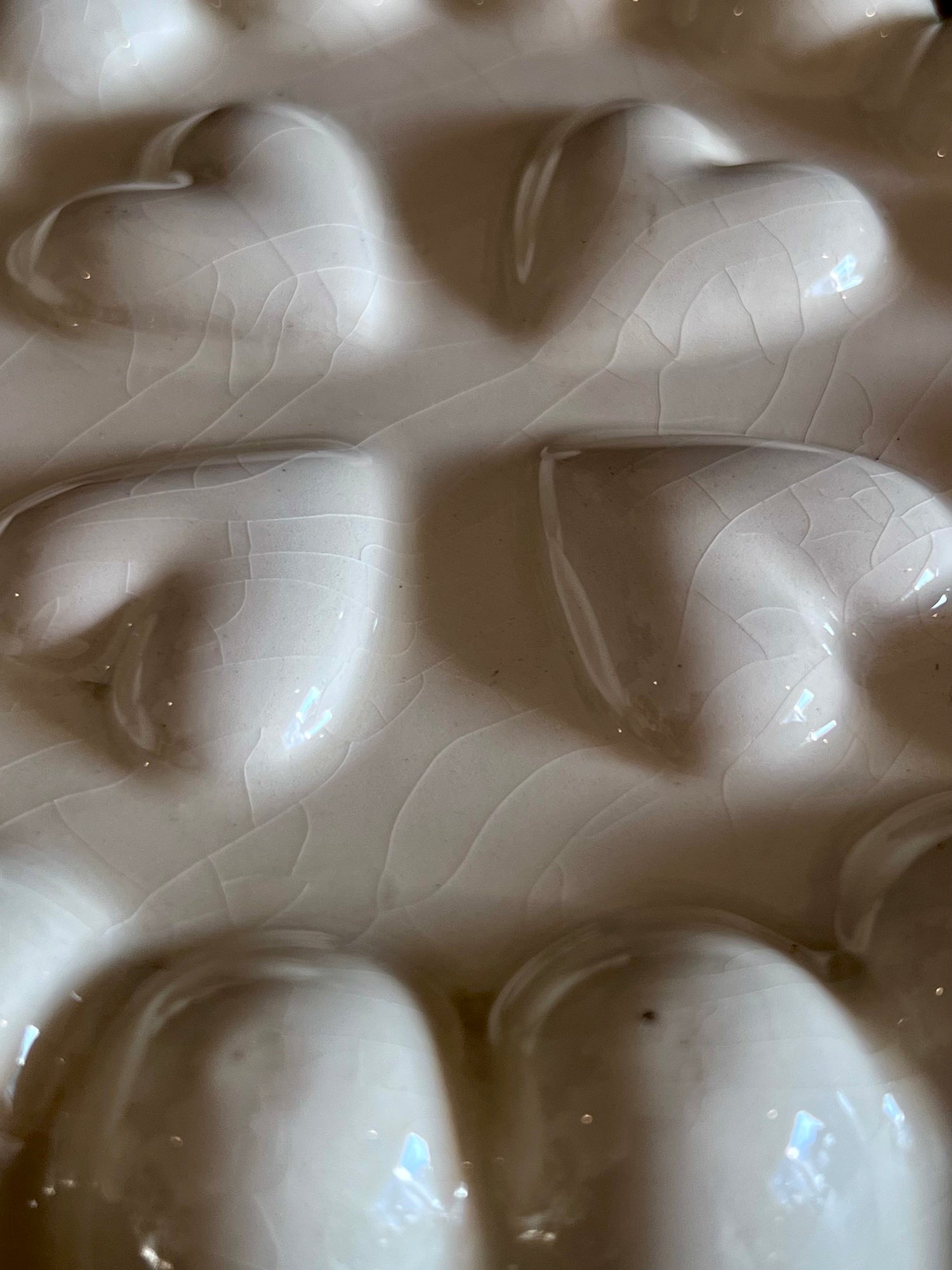 vintage puddingvorm, puddingvorm aardewerk, puddingvorm hartjes, beige puddingvorm, retro bakvorm, aardewerk bakvorm, decoratieve puddingvorm, traditionele puddingvorm, nostalgische keukendecoratie, vintage keukengerei.