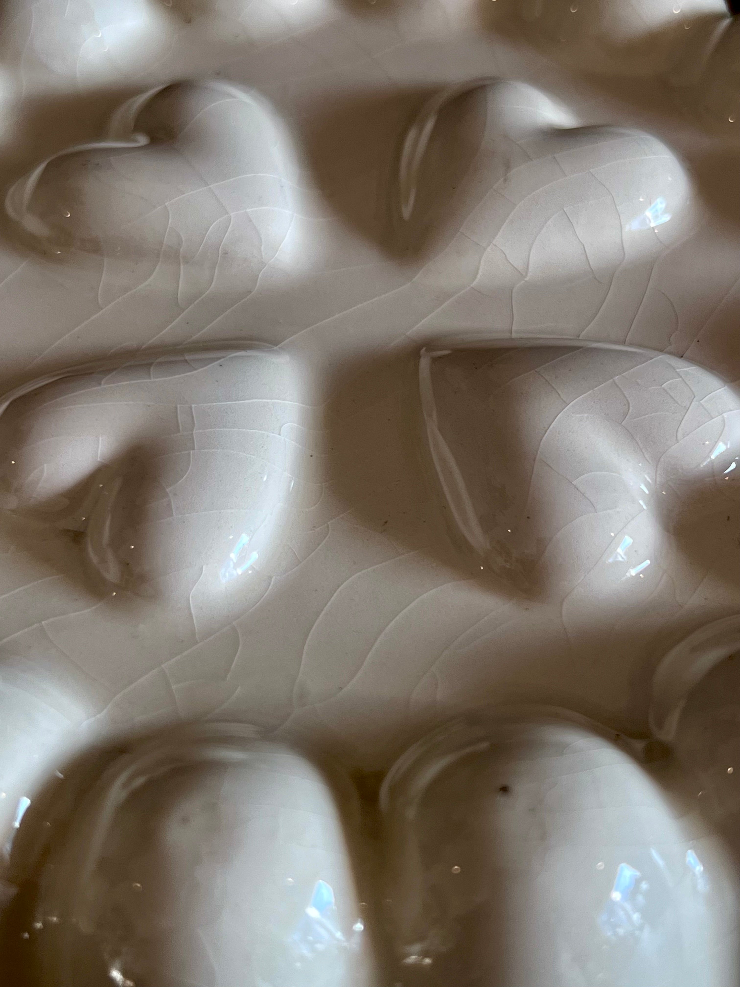 vintage puddingvorm, puddingvorm aardewerk, puddingvorm hartjes, beige puddingvorm, retro bakvorm, aardewerk bakvorm, decoratieve puddingvorm, traditionele puddingvorm, nostalgische keukendecoratie, vintage keukengerei.