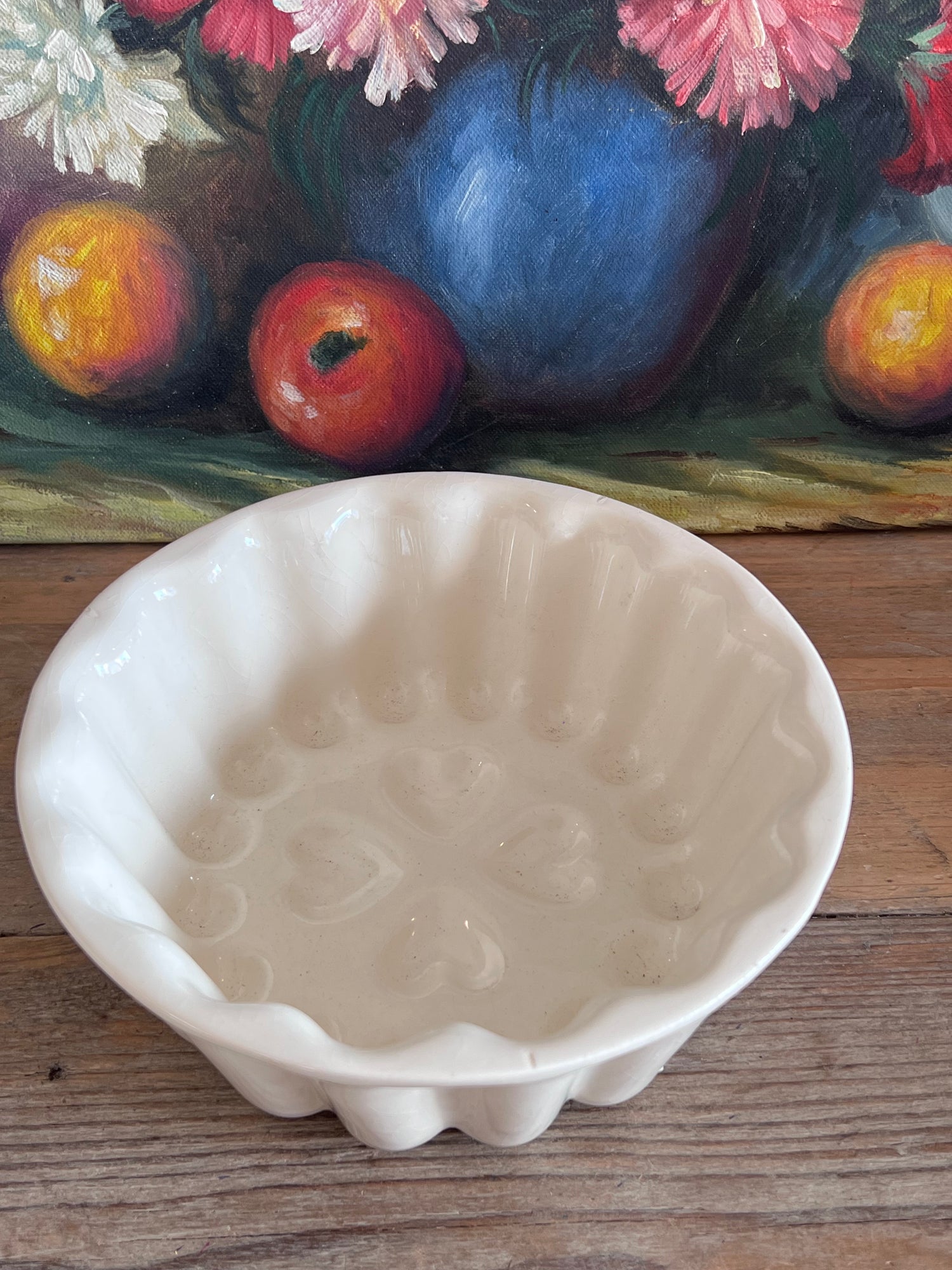 vintage puddingvorm, puddingvorm aardewerk, puddingvorm hartjes, beige puddingvorm, retro bakvorm, aardewerk bakvorm, decoratieve puddingvorm, traditionele puddingvorm, nostalgische keukendecoratie, vintage keukengerei.