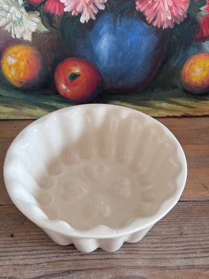 vintage puddingvorm, puddingvorm aardewerk, puddingvorm hartjes, beige puddingvorm, retro bakvorm, aardewerk bakvorm, decoratieve puddingvorm, traditionele puddingvorm, nostalgische keukendecoratie, vintage keukengerei.