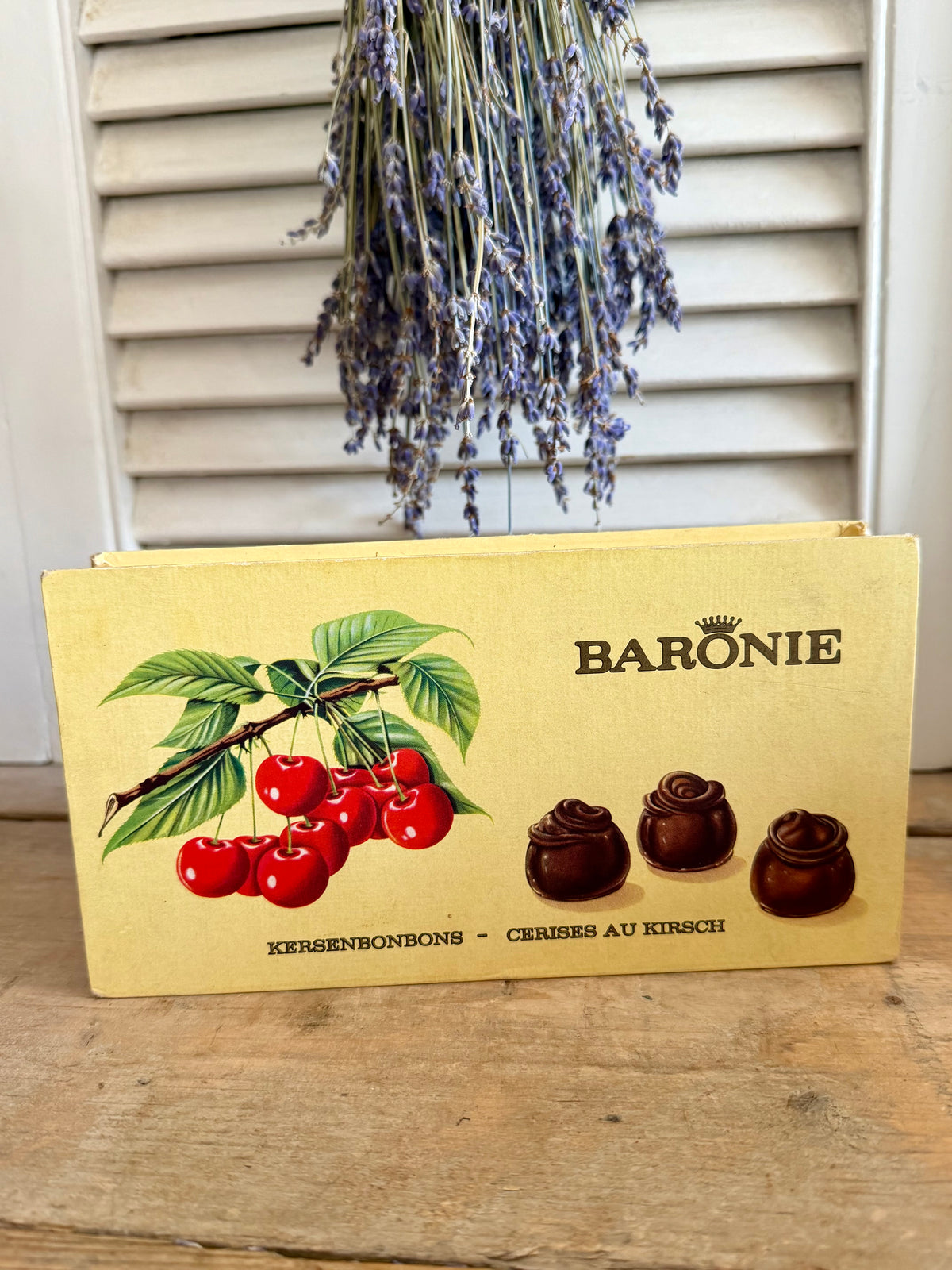 Vintage Baronie doos, oude bonbondoos, kersenbonbon, Cerises au Kirsch, vintage chocoladeverpakking, retro verpakking, Nederlandse chocolade, jaren 60 verpakking, Sofia&