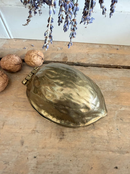 vintage notenkraker, messing notenkraker walnoot, notenkraker walnoot, decoratieve notenkraker,brocante notenkraker, messing walnoot, Sofia&