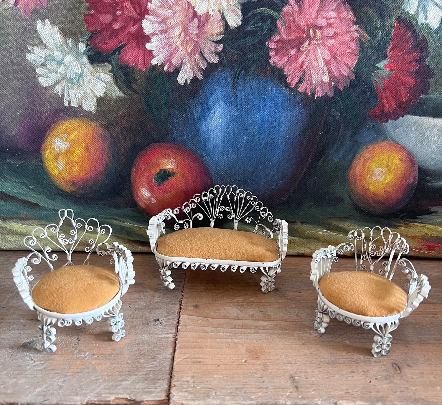 handgemaakte poppenhuis meubeltjes, poppenhuis bankje met stoeltjes, metalen poppenhuis meubels, wit metalen poppenhuis meubelen, mosterdgele bekleding 