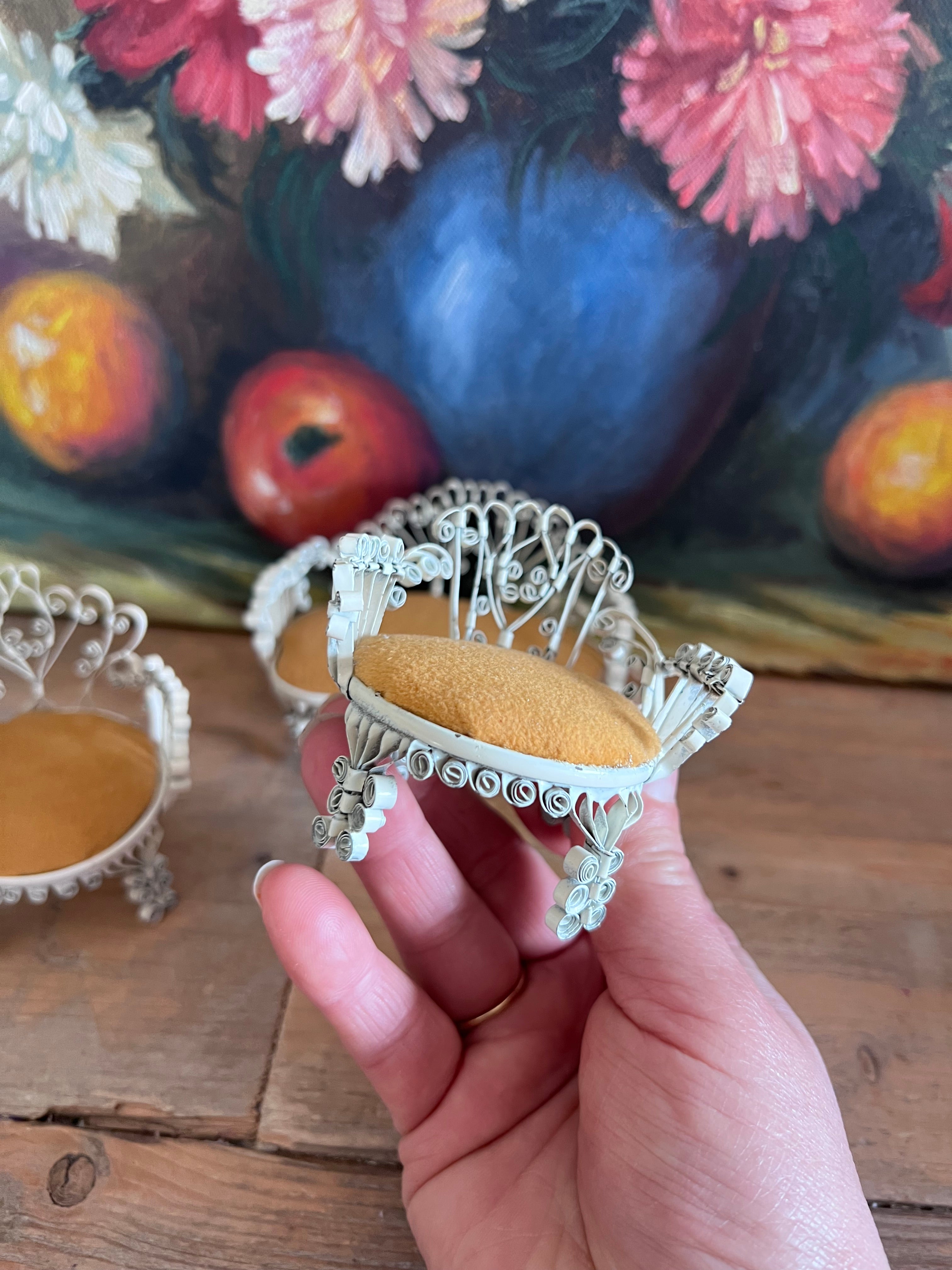 handgemaakte poppenhuis meubeltjes, poppenhuis bankje met stoeltjes, metalen poppenhuis meubels, wit metalen poppenhuis meubelen, mosterdgele bekleding 