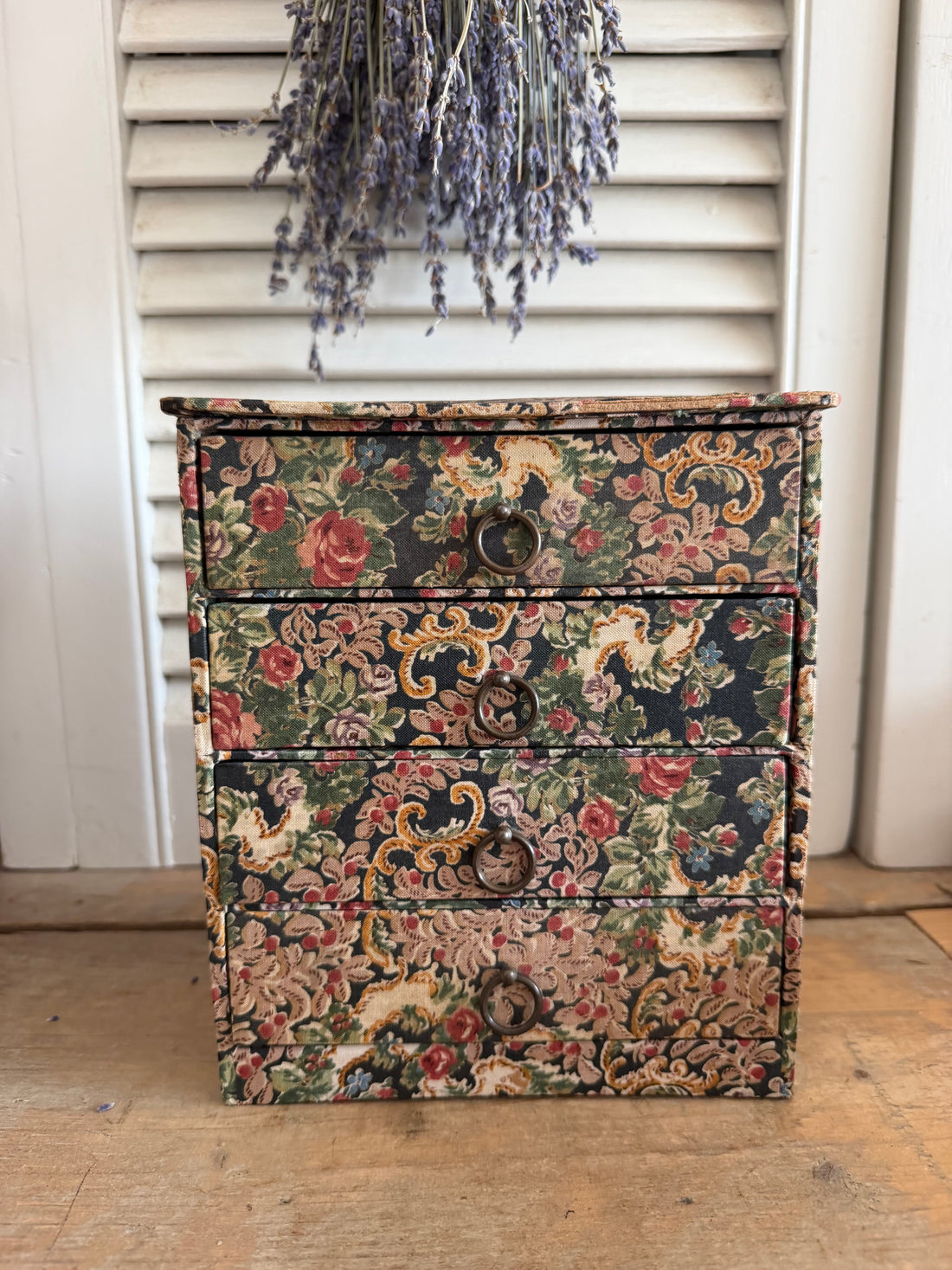 Vintage ledenkastje, vintage sieradendoos, sieradenkastje met laden, stoffen ledenkastje, vintage boudoir, vintage kaptafel, tapestry sieradendoos, brocante sieradendoos, Sofia&