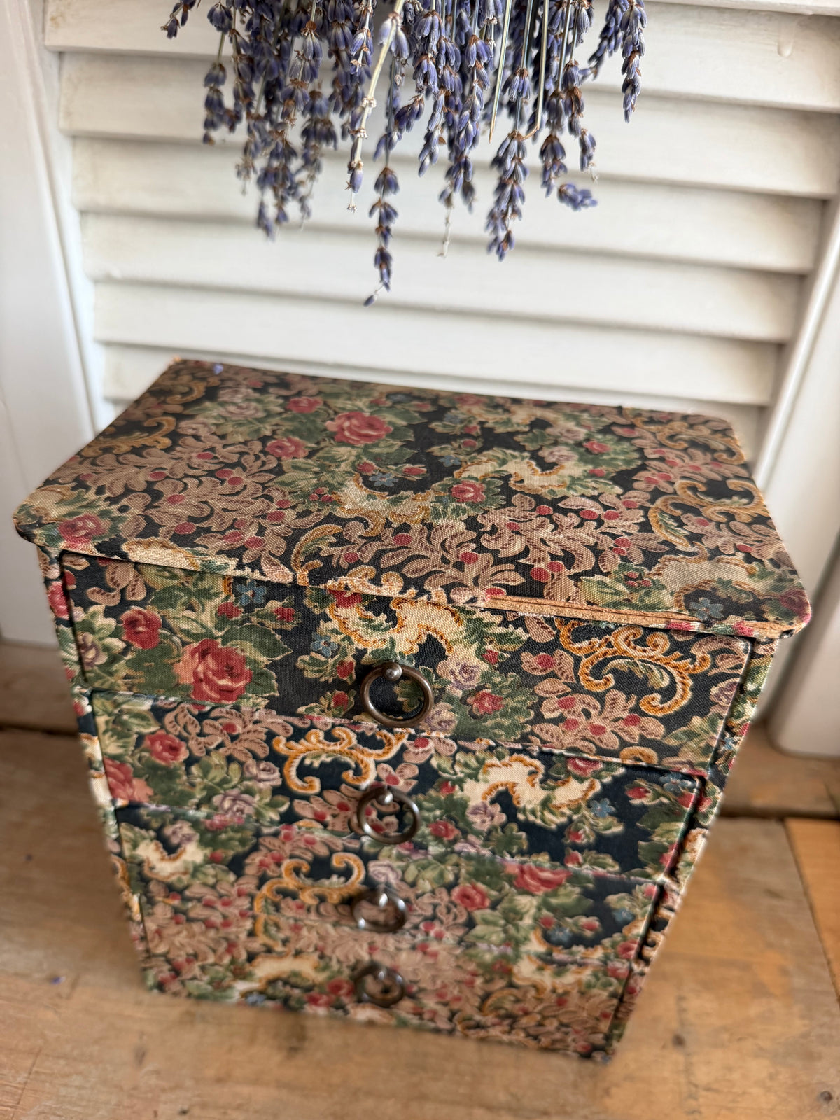Vintage ledenkastje, vintage sieradendoos, sieradenkastje met laden, stoffen ledenkastje, vintage boudoir, vintage kaptafel, tapestry sieradendoos, brocante sieradendoos, Sofia&