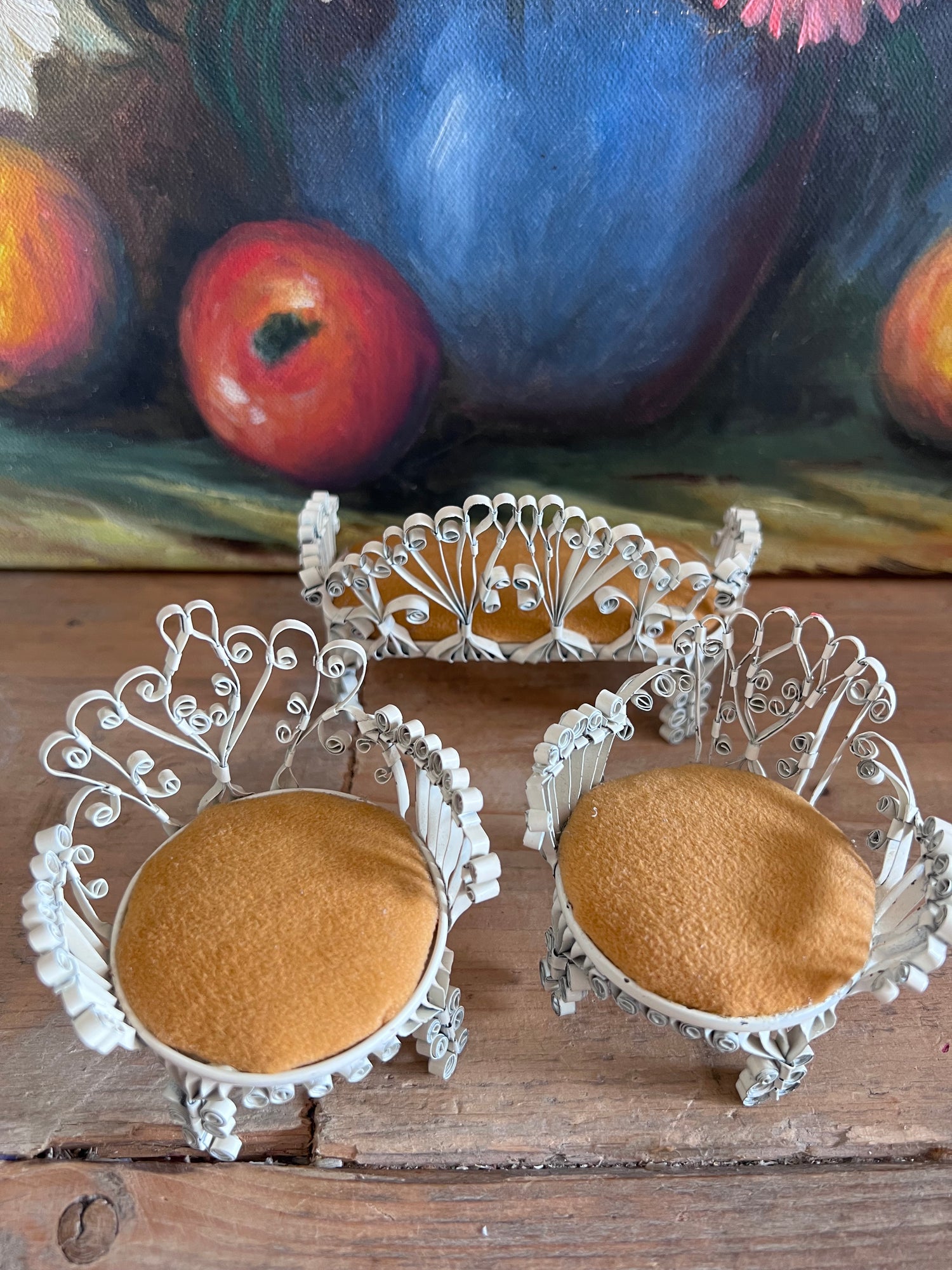 handgemaakte poppenhuis meubeltjes, poppenhuis bankje met stoeltjes, metalen poppenhuis meubels, wit metalen poppenhuis meubelen, mosterdgele bekleding 