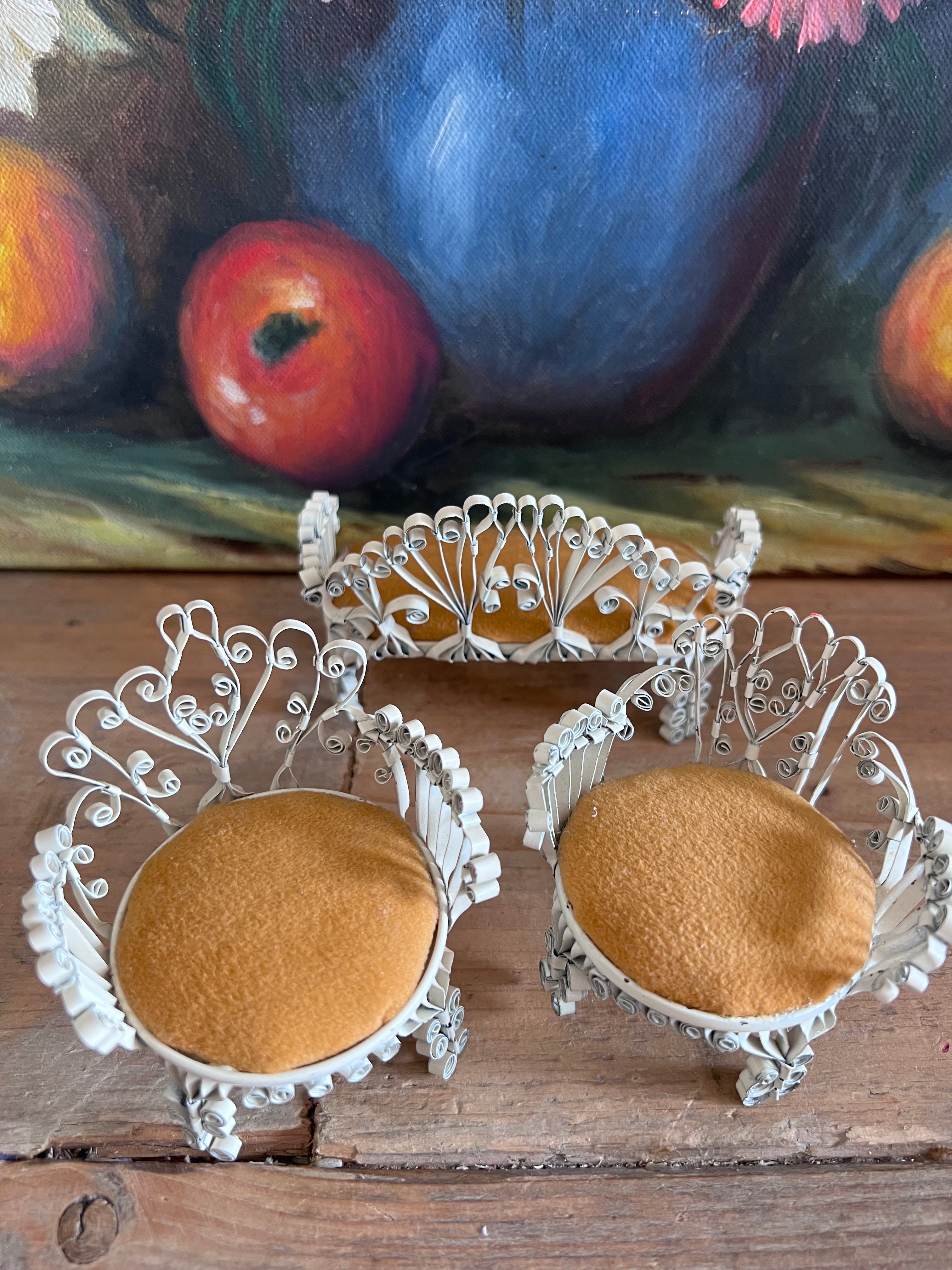 handgemaakte poppenhuis meubeltjes, poppenhuis bankje met stoeltjes, metalen poppenhuis meubels, wit metalen poppenhuis meubelen, mosterdgele bekleding 