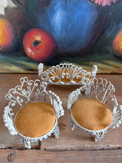 handgemaakte poppenhuis meubeltjes, poppenhuis bankje met stoeltjes, metalen poppenhuis meubels, wit metalen poppenhuis meubelen, mosterdgele bekleding 