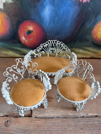 handgemaakte poppenhuis meubeltjes, poppenhuis bankje met stoeltjes, metalen poppenhuis meubels, wit metalen poppenhuis meubelen, mosterdgele bekleding 