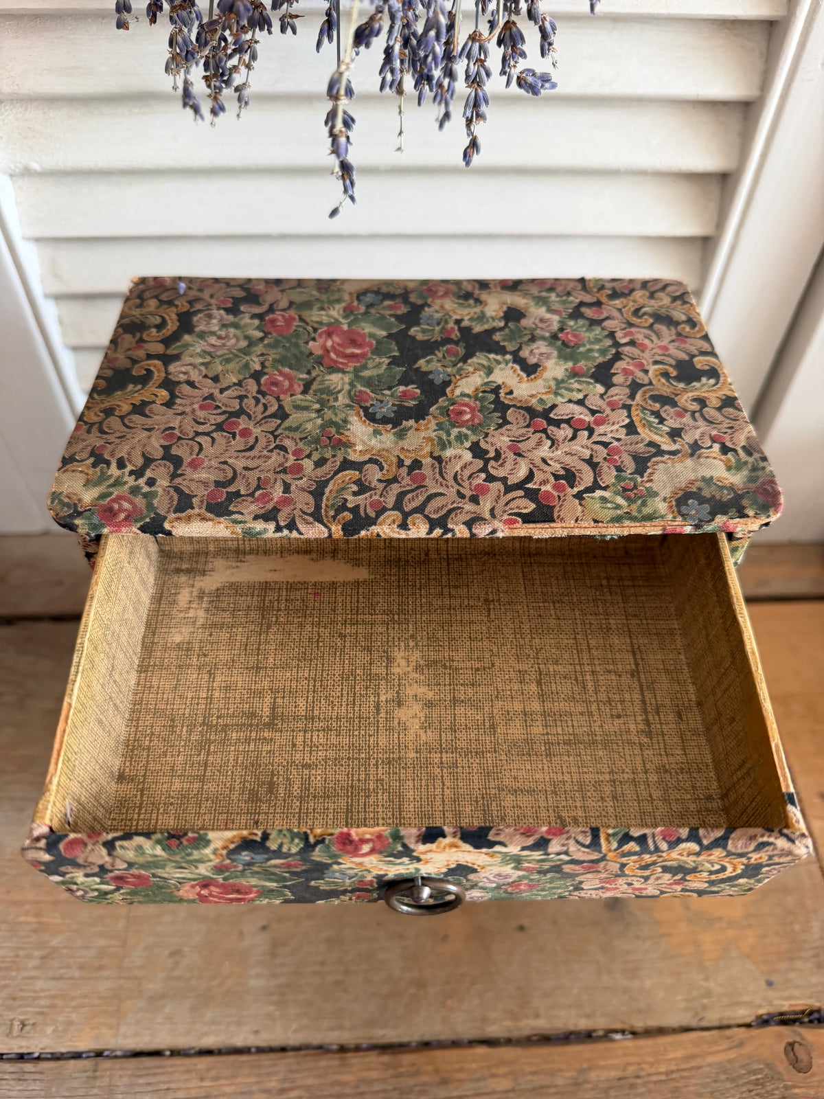 Vintage ledenkastje, vintage sieradendoos, sieradenkastje met laden, stoffen ledenkastje, vintage boudoir, vintage kaptafel, tapestry sieradendoos, brocante sieradendoos, Sofia&