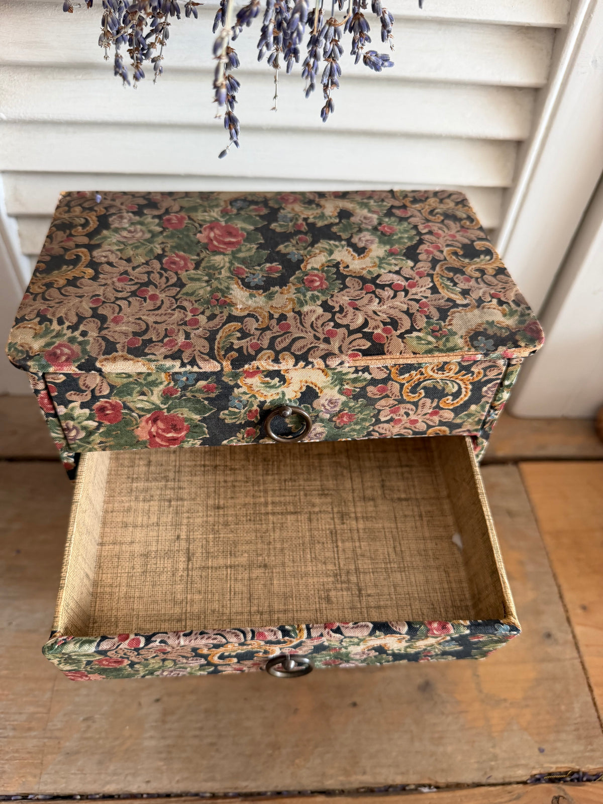 Vintage ledenkastje, vintage sieradendoos, sieradenkastje met laden, stoffen ledenkastje, vintage boudoir, vintage kaptafel, tapestry sieradendoos, brocante sieradendoos, Sofia&
