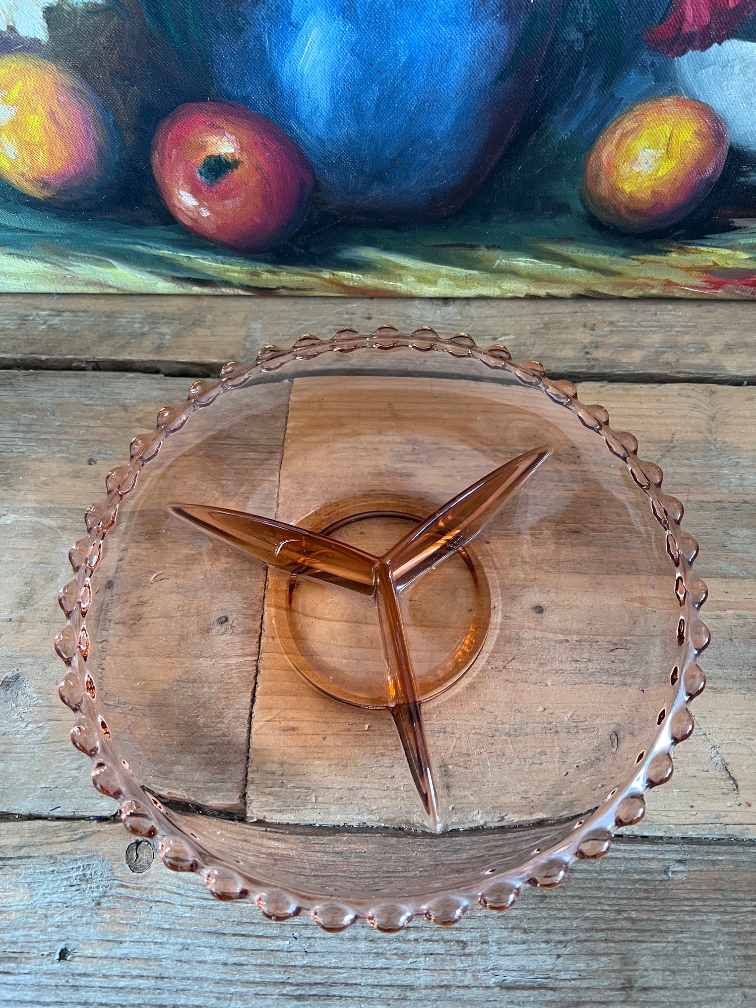 roze Art Deco schaal, persglas schaal, schaal met vakverdeling, schaal met parelrand, vintage servies, Art Deco servies, schaal voor hapjes, decoratieve schaal.