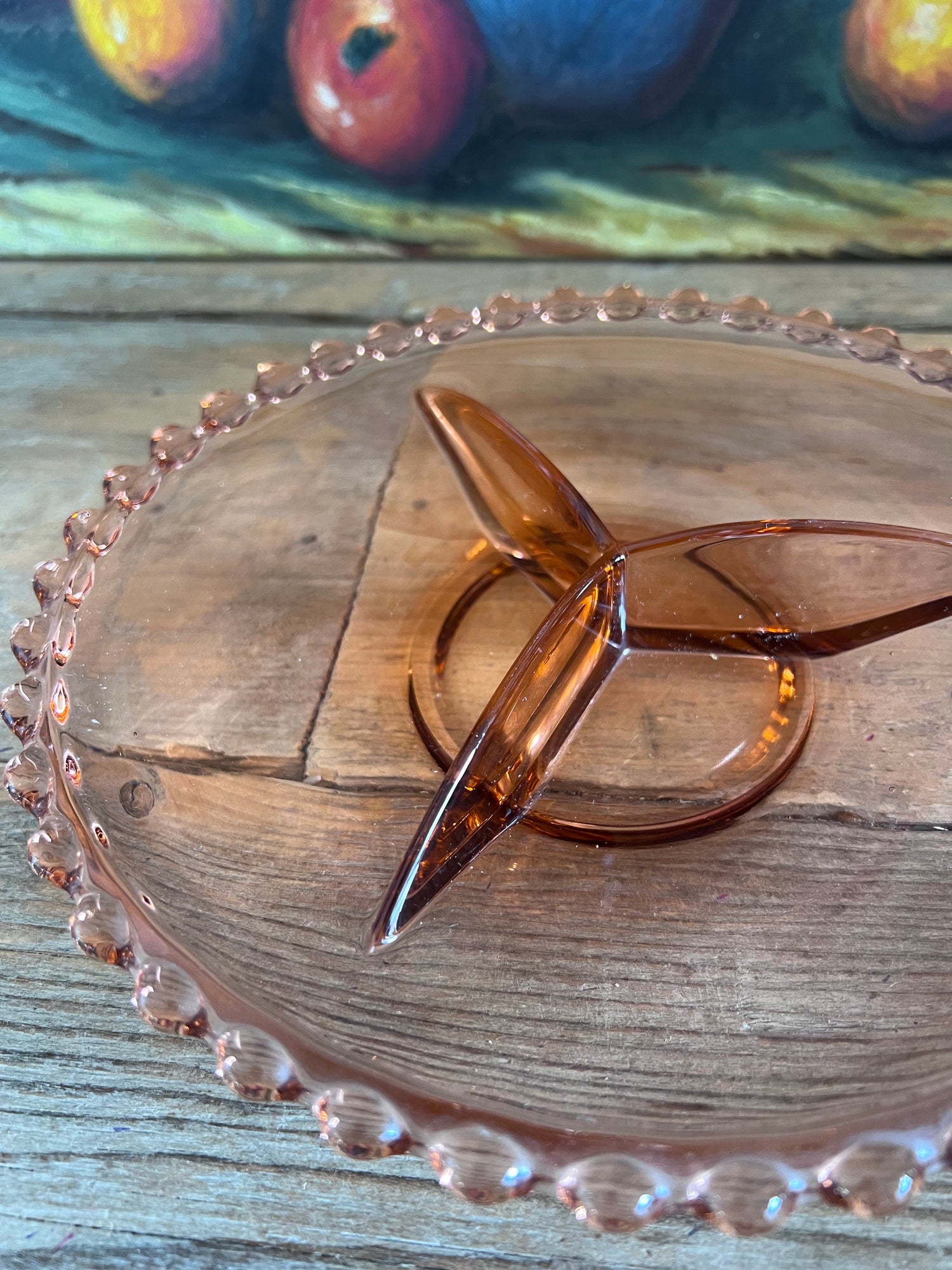 roze Art Deco schaal, persglas schaal, schaal met vakverdeling, schaal met parelrand, vintage servies, Art Deco servies, schaal voor hapjes, decoratieve schaal.