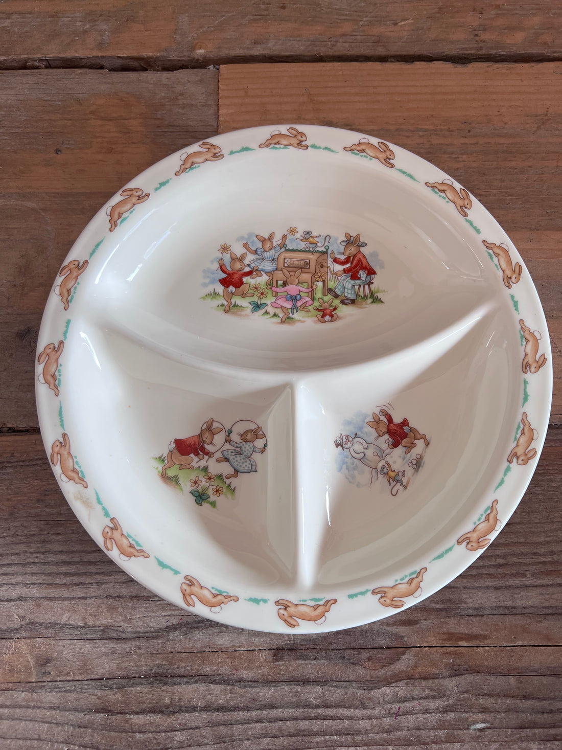 Royal Doulton Bunnykins kinderbord, vintage kinderbord, kinderbord met verdeelvakken, Bunnykins bord, porseleinen kinderbord, klassiek kinderbord, Royal Doulton vintage bord, kinderservies Royal Doulton, Bunnykins servies, kindertafelservies met vakken.