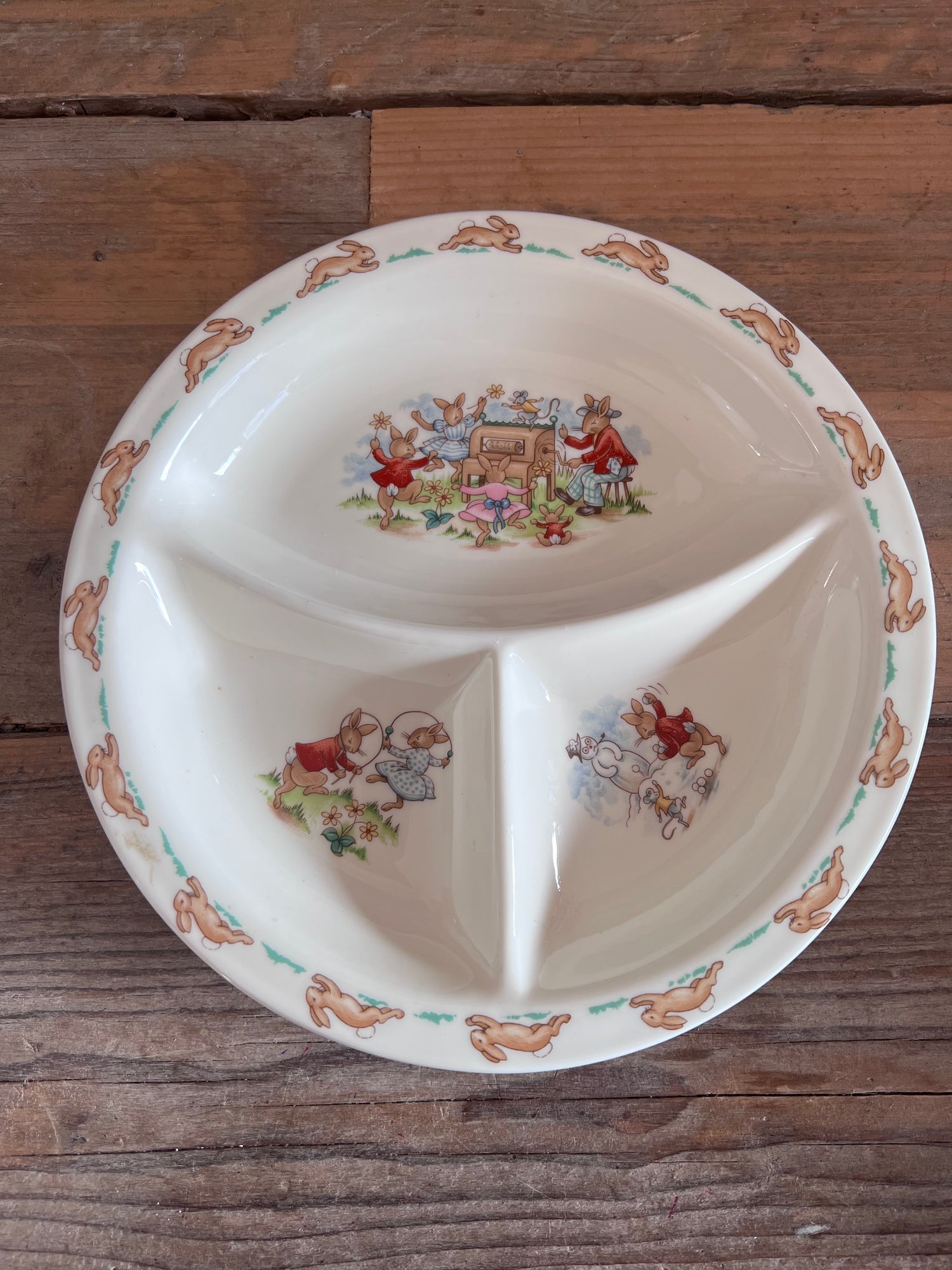 Royal Doulton Bunnykins kinderbord, vintage kinderbord, kinderbord met verdeelvakken, Bunnykins bord, porseleinen kinderbord, klassiek kinderbord, Royal Doulton vintage bord, kinderservies Royal Doulton, Bunnykins servies, kindertafelservies met vakken.