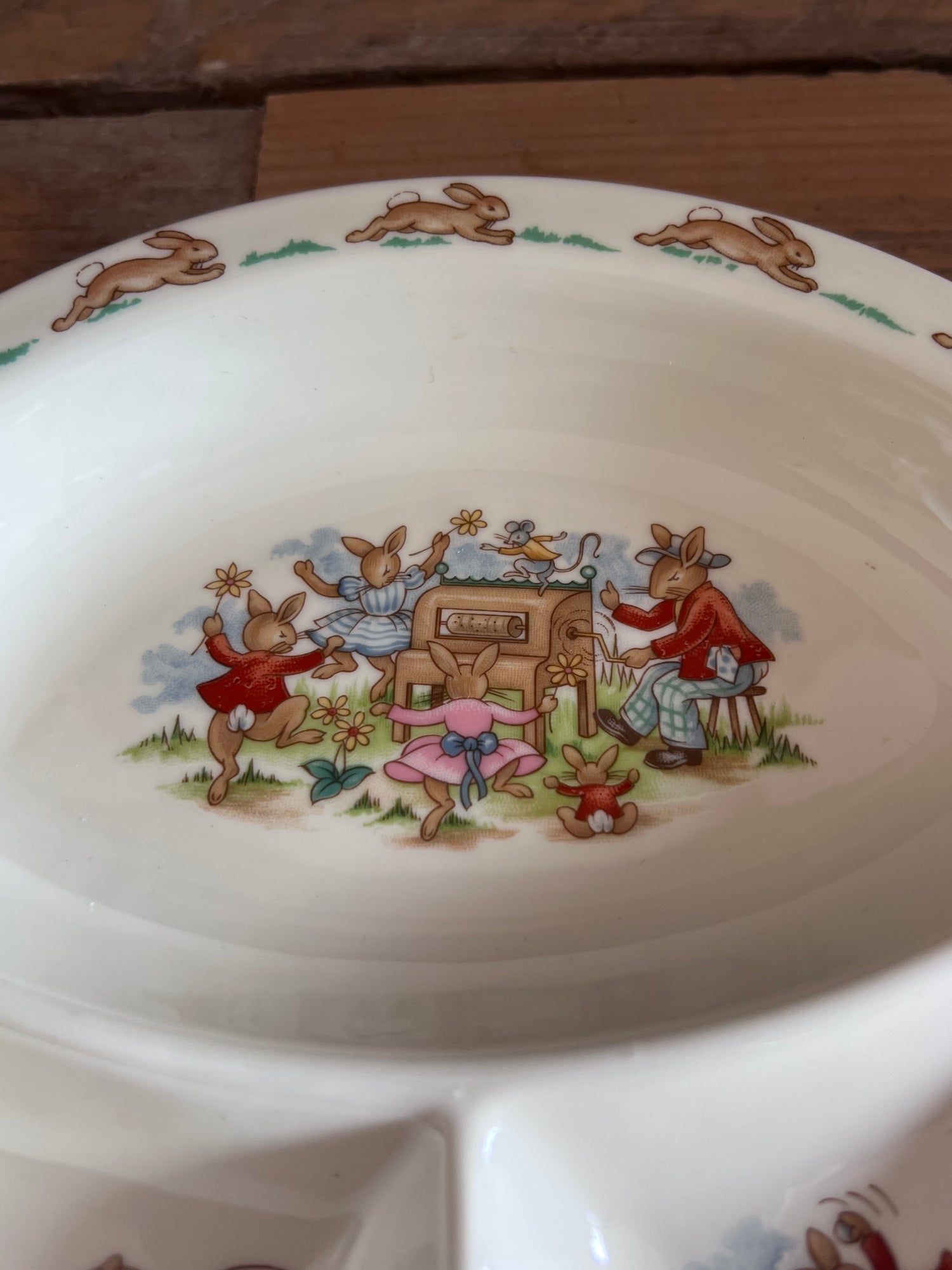 Royal Doulton Bunnykins kinderbord, vintage kinderbord, kinderbord met verdeelvakken, Bunnykins bord, porseleinen kinderbord, klassiek kinderbord, Royal Doulton vintage bord, kinderservies Royal Doulton, Bunnykins servies, kindertafelservies met vakken.