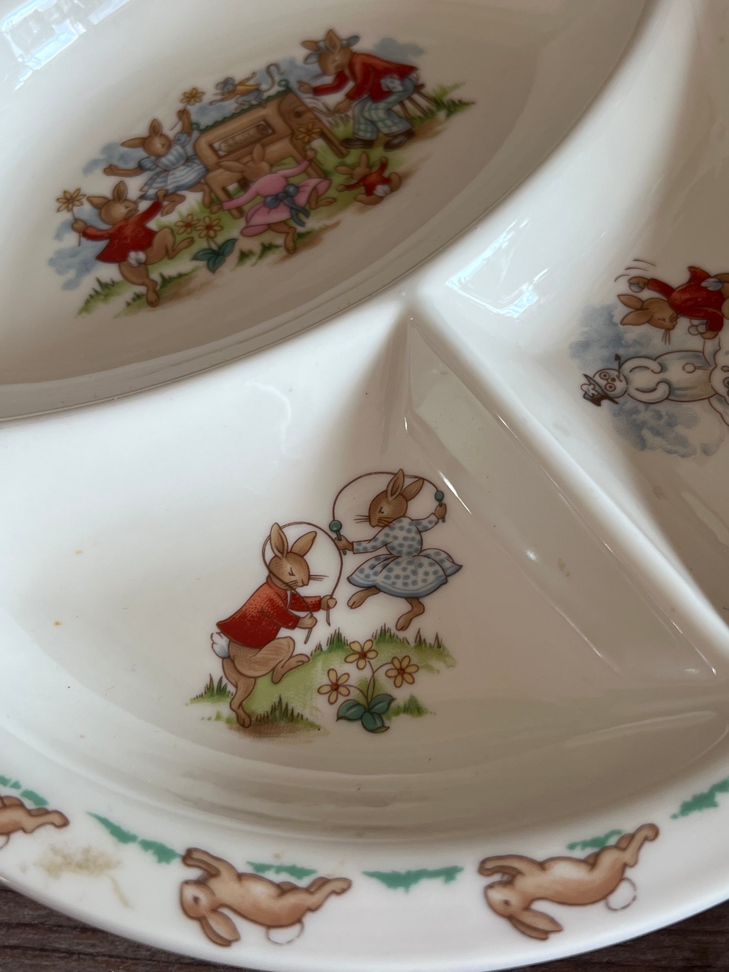 Royal Doulton Bunnykins kinderbord, vintage kinderbord, kinderbord met verdeelvakken, Bunnykins bord, porseleinen kinderbord, klassiek kinderbord, Royal Doulton vintage bord, kinderservies Royal Doulton, Bunnykins servies, kindertafelservies met vakken.