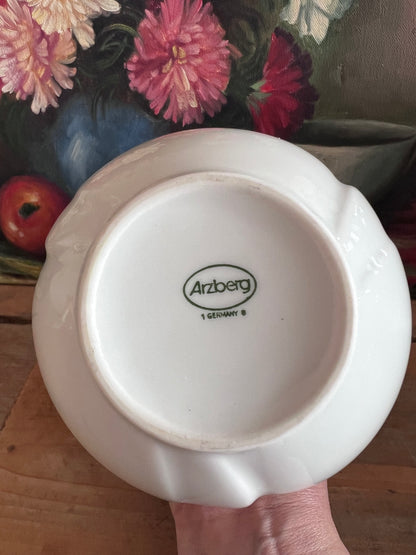 Op Art tulpvaas Arzberg, witte porseleinen vaas, Arzberg tulpvaas, design vaas porselein, moderne tulpvaas, porseleinen vaas wit, Arzberg porselein, Op Art design vaas, minimalistische vaas, tulpvaas voor bloemen.