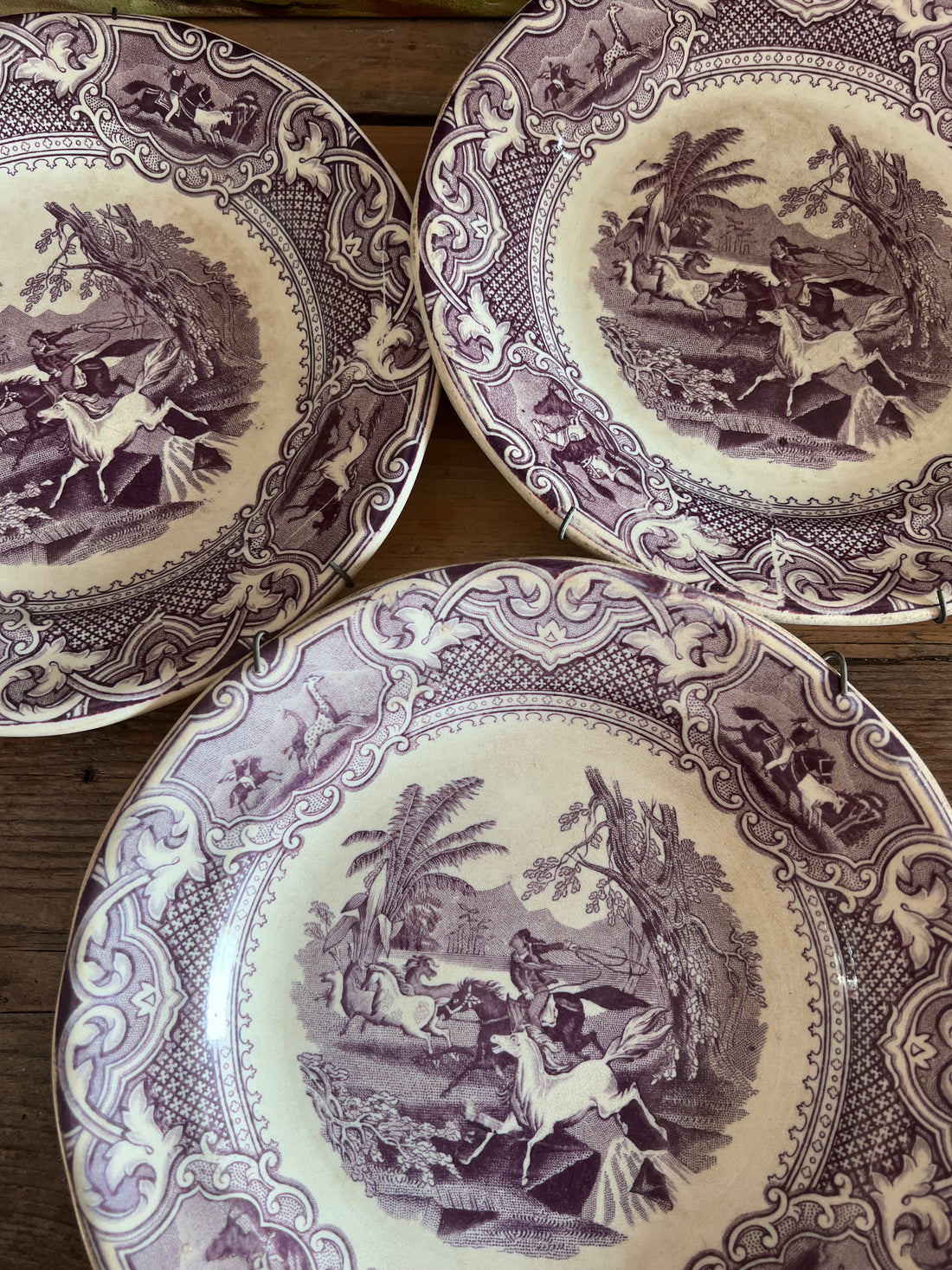 antiek bord Petrus Regout, aardewerk bord antiek, Petrus Regout bord Lasso decor, antiek paars bord Mulberry, vintage Petrus Regout servies, 19e eeuw aardewerk bord, decoratief antiek bord