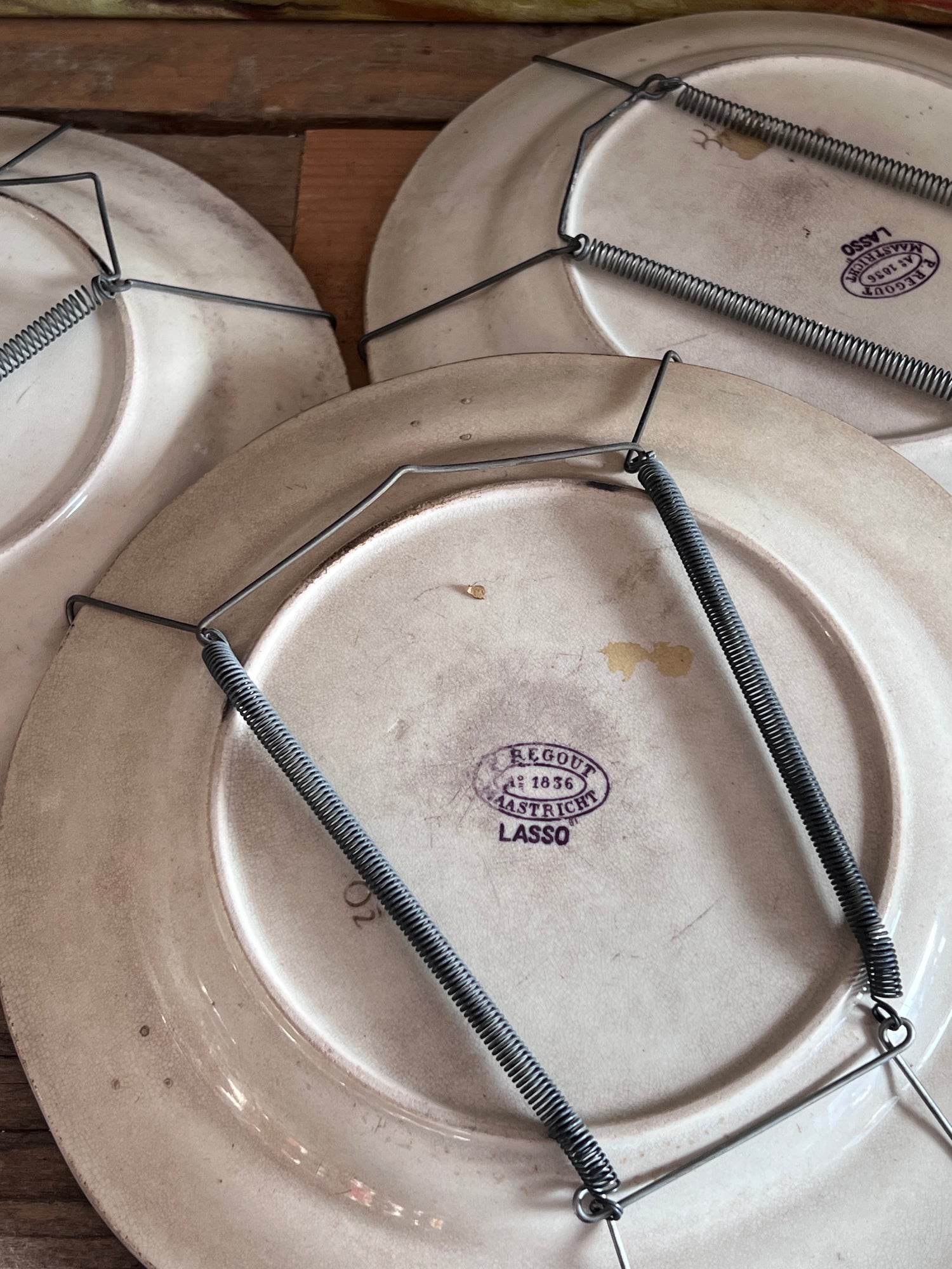 antiek bord Petrus Regout, aardewerk bord antiek, Petrus Regout bord Lasso decor, antiek paars bord Mulberry, vintage Petrus Regout servies, 19e eeuw aardewerk bord, decoratief antiek bord