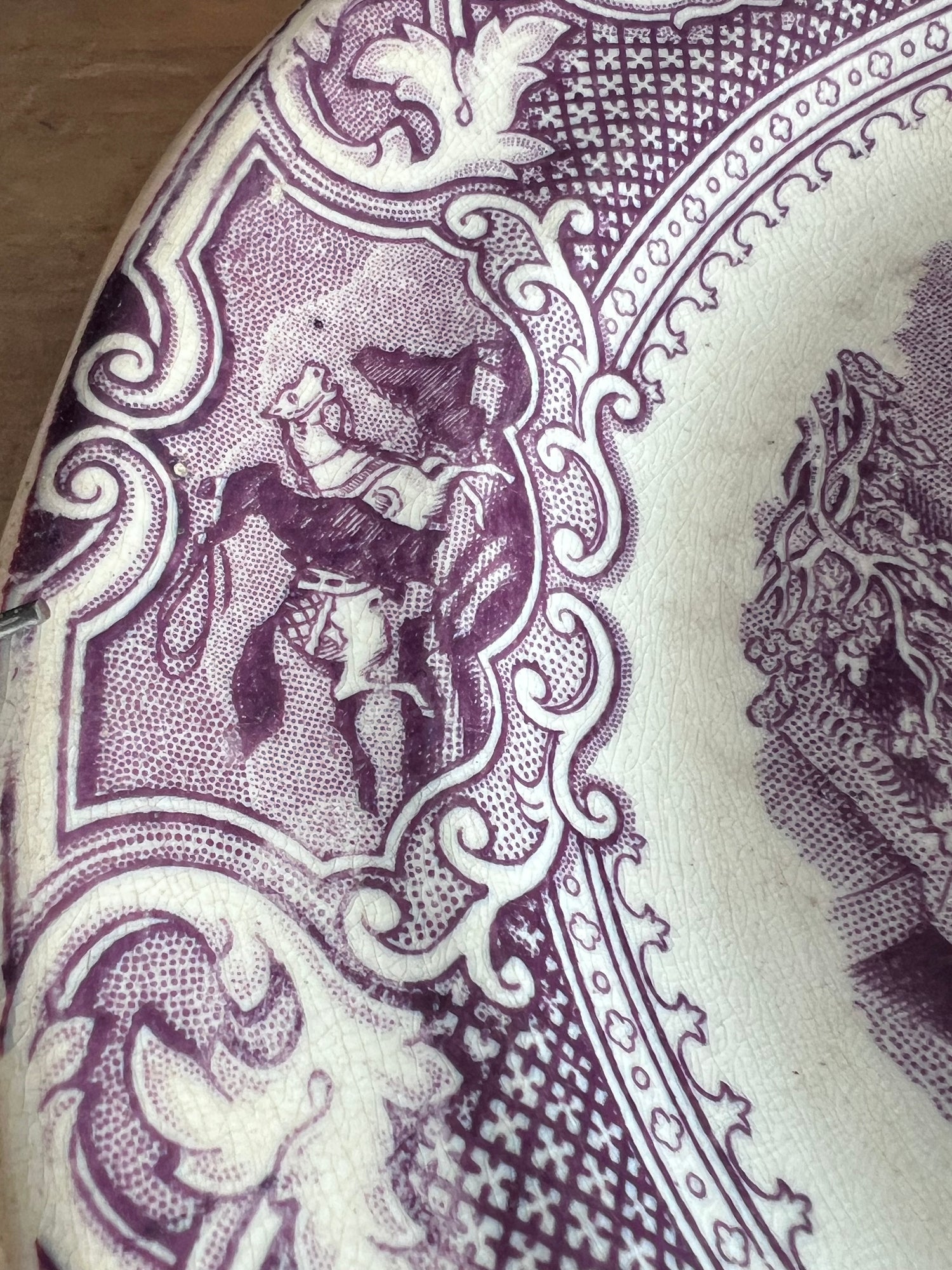 antiek bord Petrus Regout, aardewerk bord antiek, Petrus Regout bord Lasso decor, antiek paars bord Mulberry, vintage Petrus Regout servies, 19e eeuw aardewerk bord, decoratief antiek bord