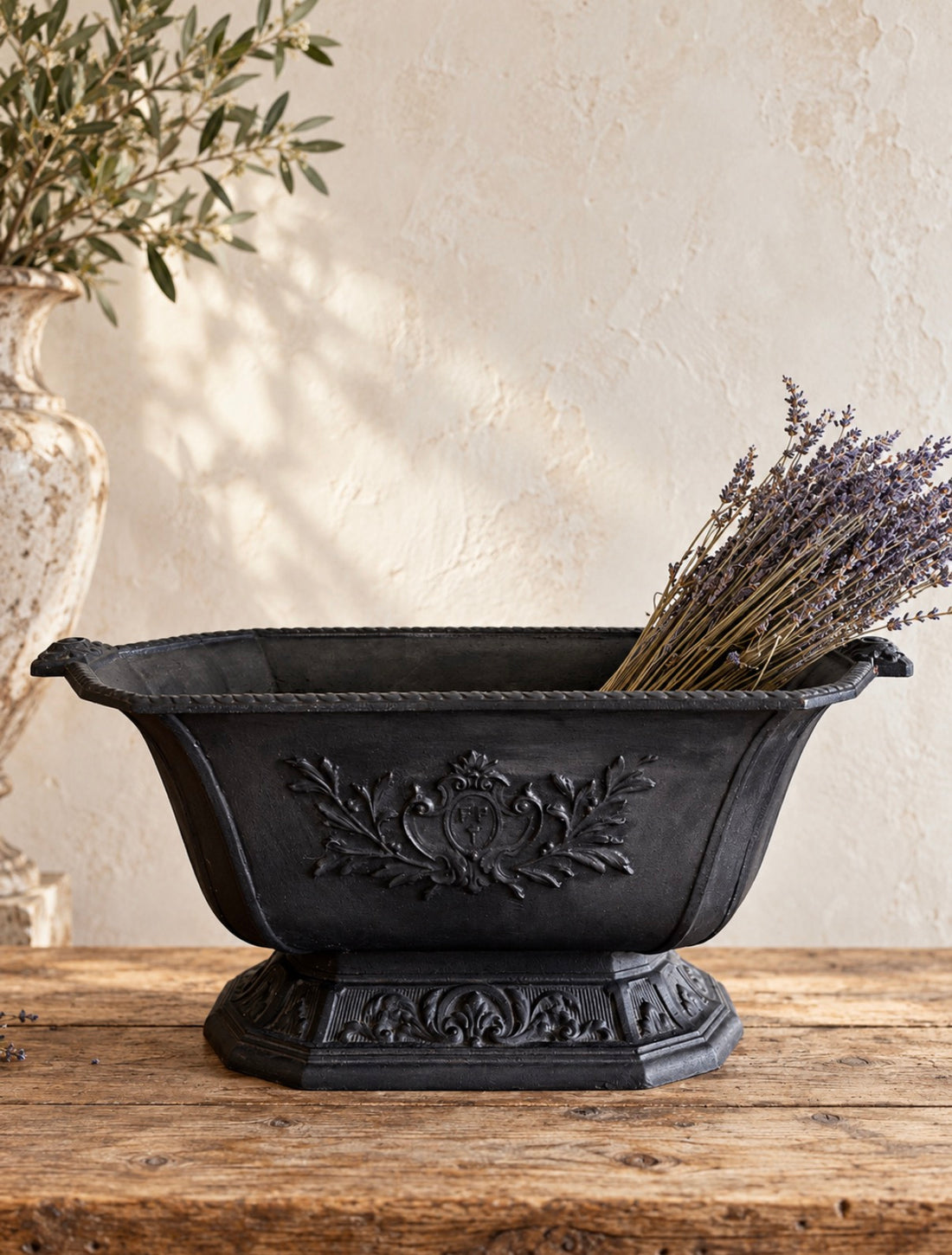 vintage jardiniere, gietijzeren plantenbak, Franse brocante stijl, zwarte jardinière, decoratieve plantenbak, houtbak, Sofia&