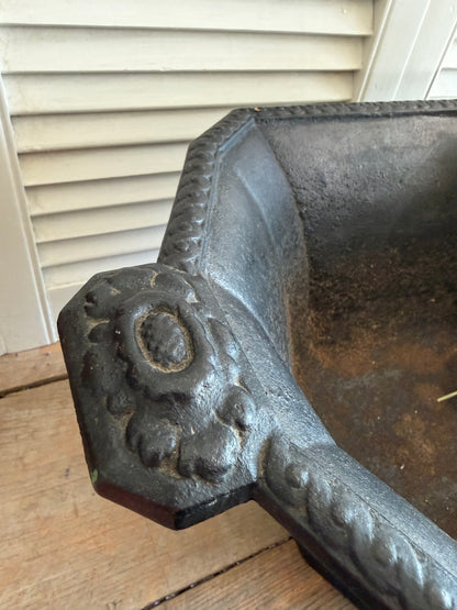vintage jardiniere, gietijzeren plantenbak, Franse brocante stijl, zwarte  jardinière, decoratieve plantenbak, houtbak, Sofia&